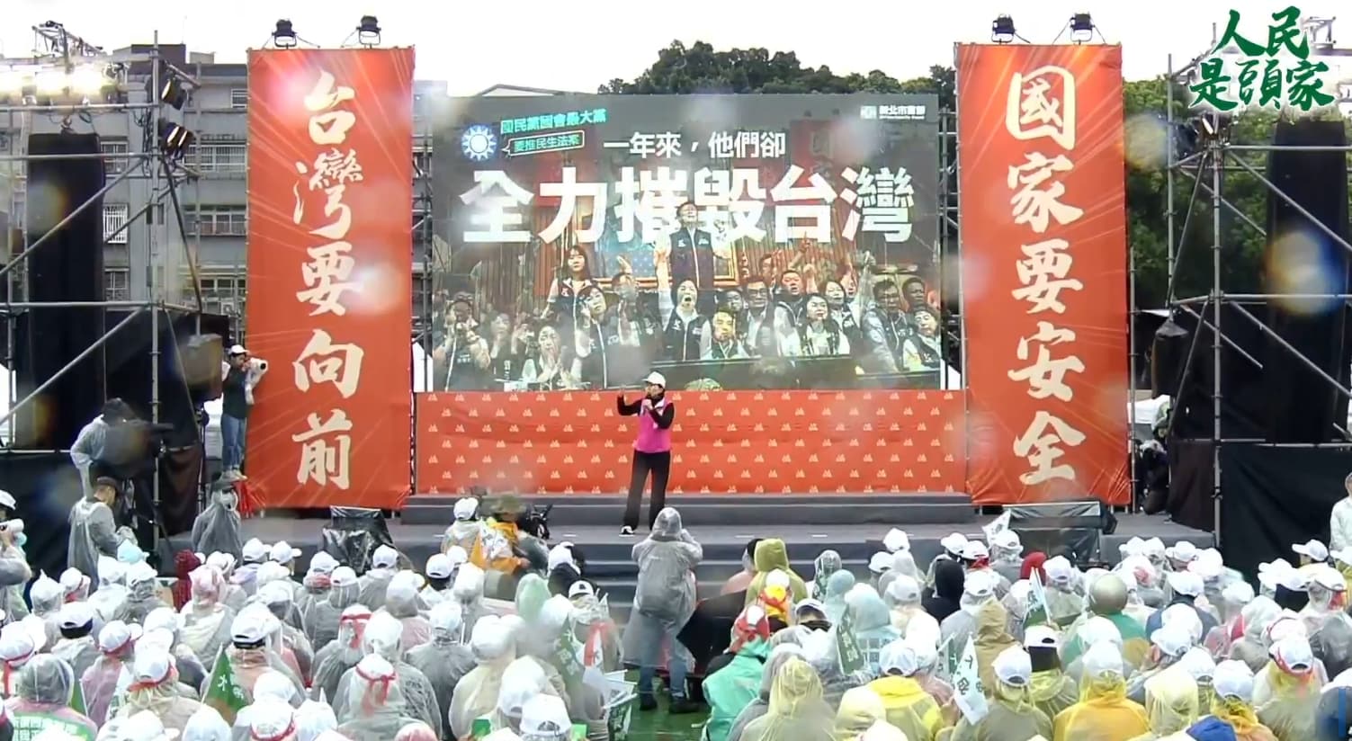 民進黨立委蘇巧慧等人與行政院長卓榮泰今在「人民是頭家」宣講新北場，呼籲民眾罷掉不適任藍委。（翻攝自民進黨直播）