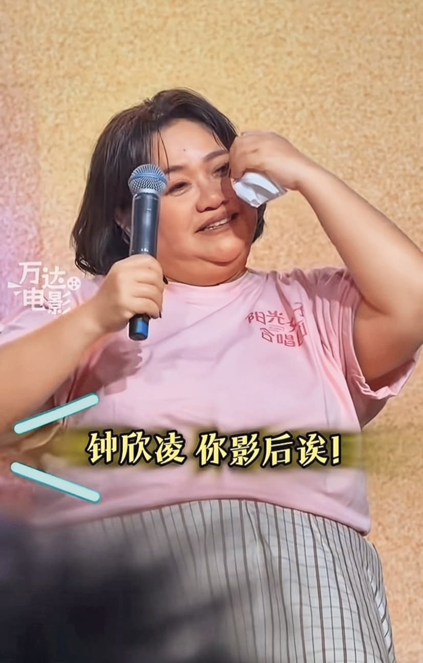 鍾欣凌近日在中國大陸宣傳電影《陽光女子合唱團》時講到自己一直戰戰兢兢，竟忍不住痛哭。（翻攝自微博）
