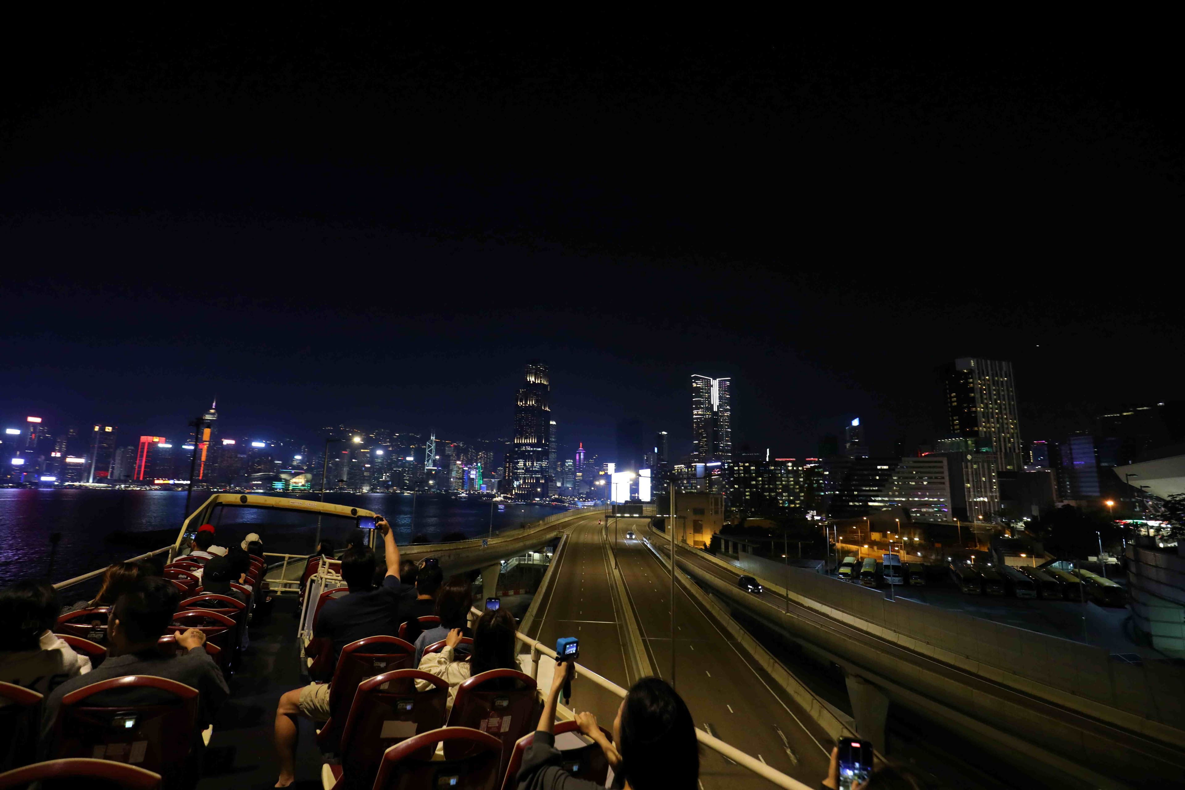 穿梭在被夜色籠罩的快速道路上,還有一點搭上雲霄飛車的錯覺。