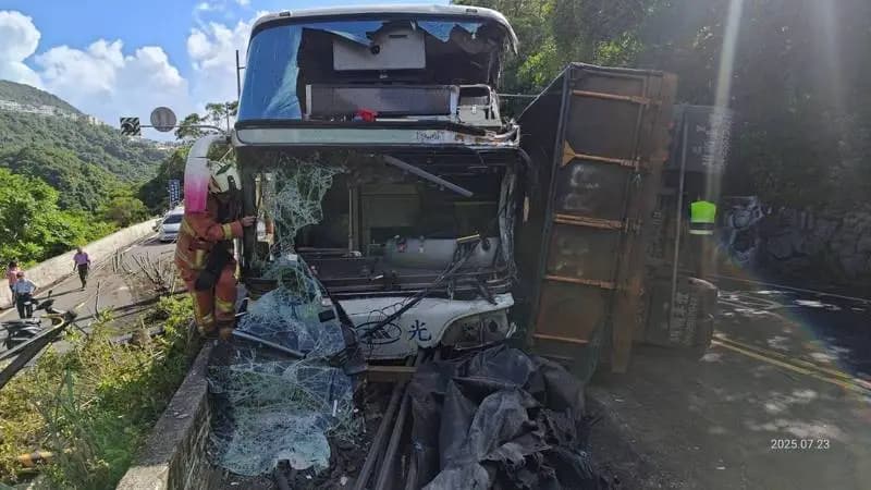 萬里區驚傳死亡車禍，國光客運與砂石車對撞，全車慘毀。（新北市消防局提供）