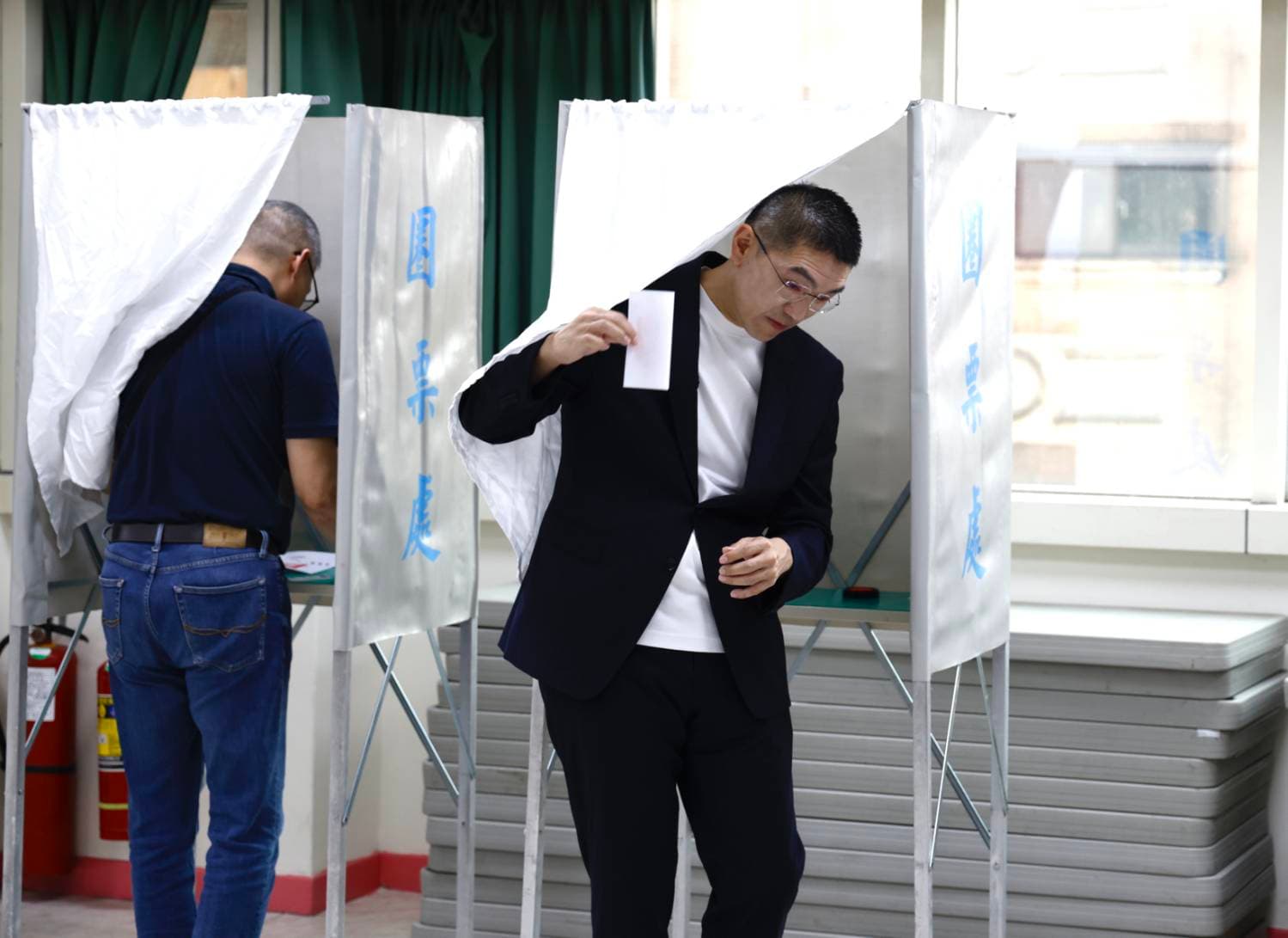 市長謝國樑一大早就現身投票所投票。