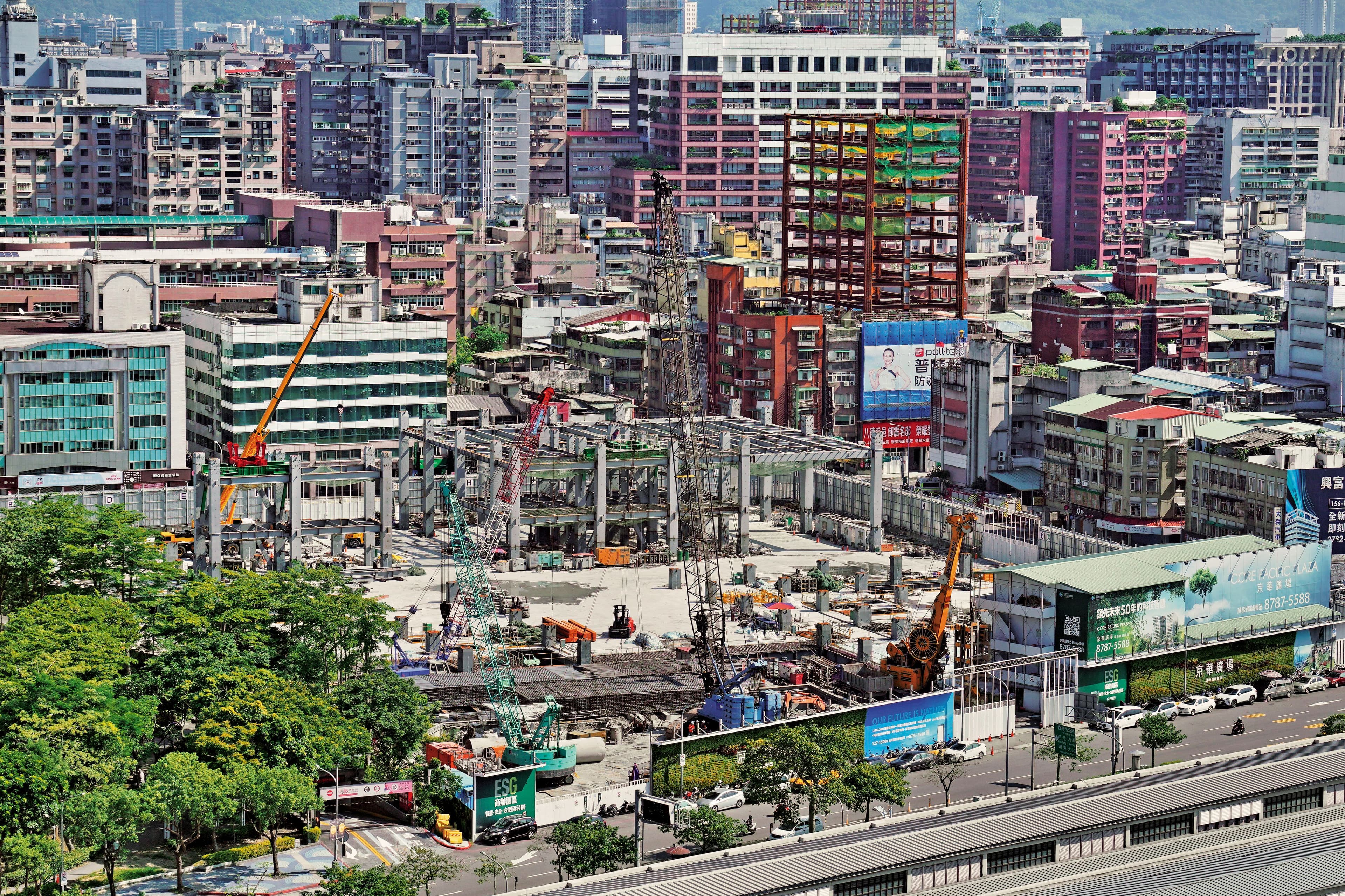 京華城被扣押百億元土地，引發停工爭議。