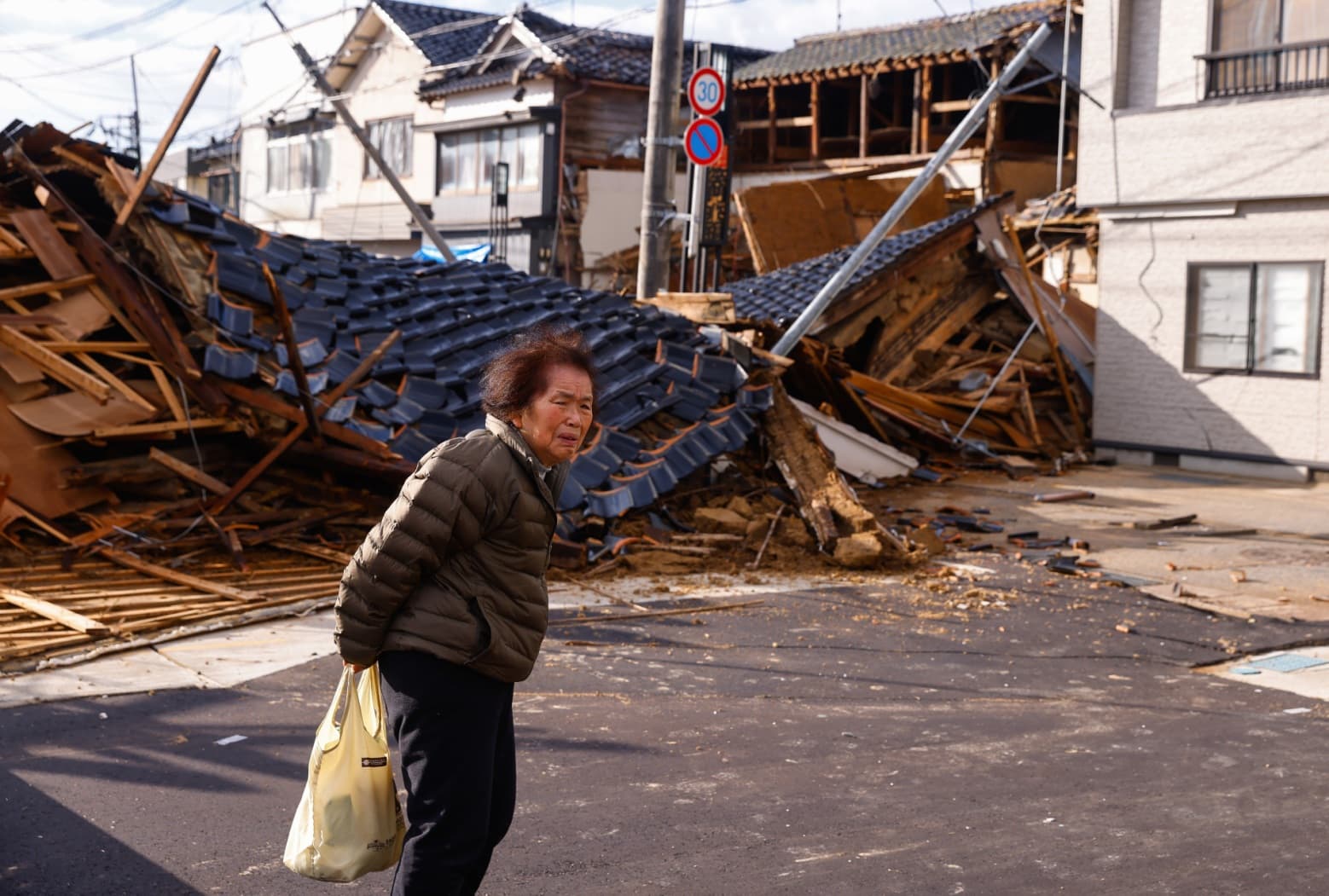 家沒了，先到附近小學避難；天氣冷，就生火取暖。做為一個經歷過地震、海嘯、核災的多難之邦，在災難面前，日本人仍堅強面對苦難。（杭大鵬攝）
