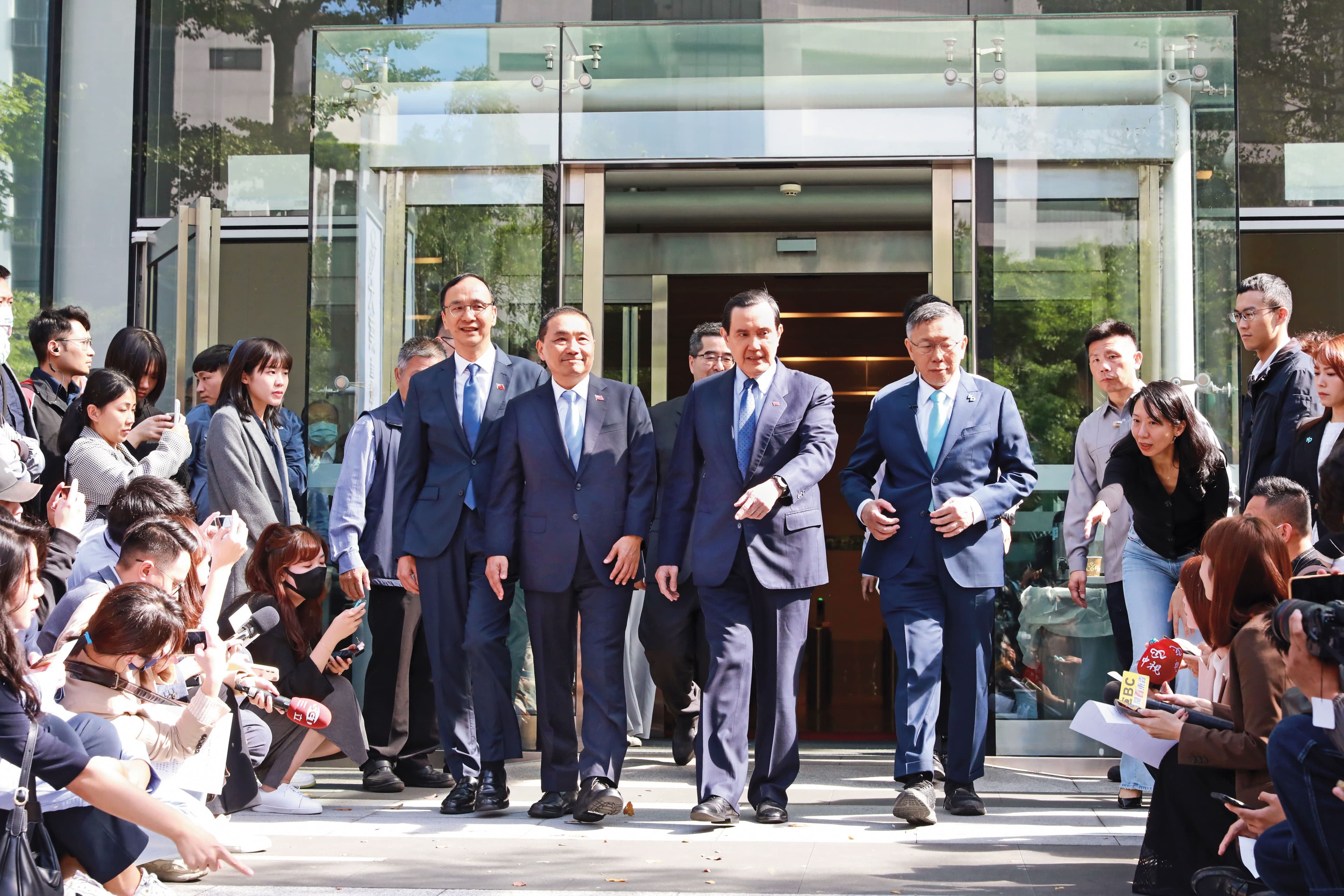 2024總統大選，藍白合一度有譜，最後因民調喬不攏而破局。