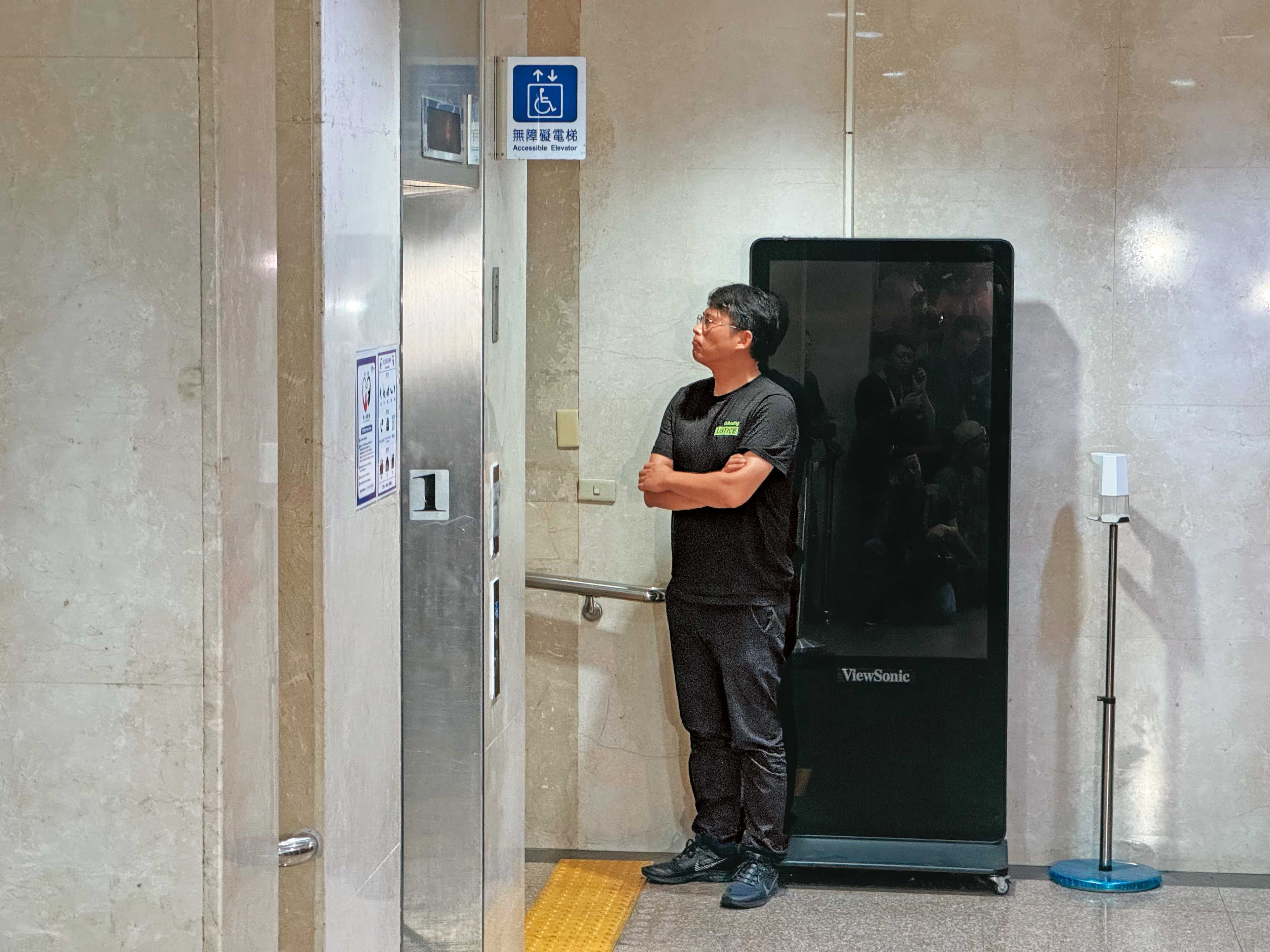 黃國昌在柯文哲遭聲押時以「尊柯」之姿赴地檢署等候，柯遭收押2週後，即指定他接黨主席。