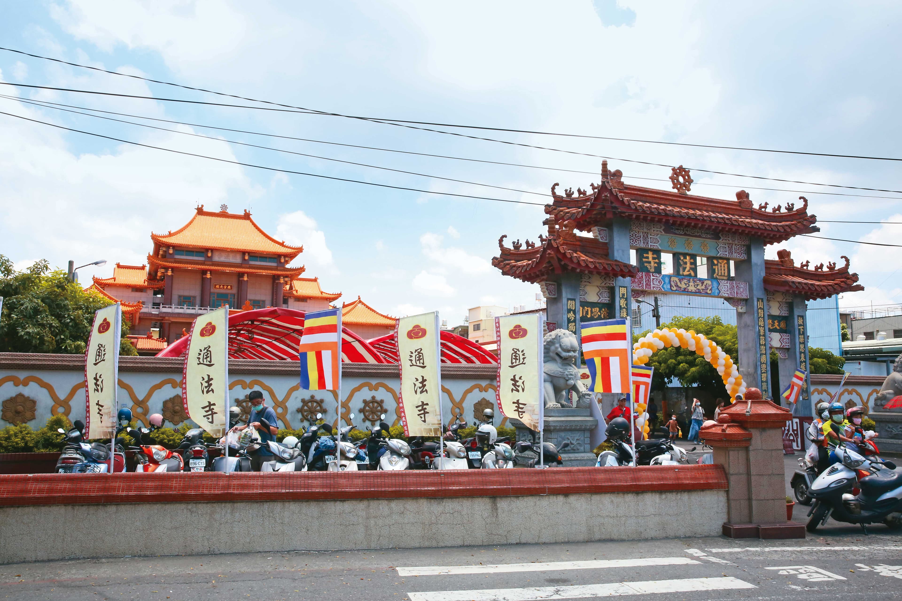 通法寺（圖）內藏一間女性專用套房，不但抽屜內有女性內衣褲，還發現印有林岱樺字樣的物品。