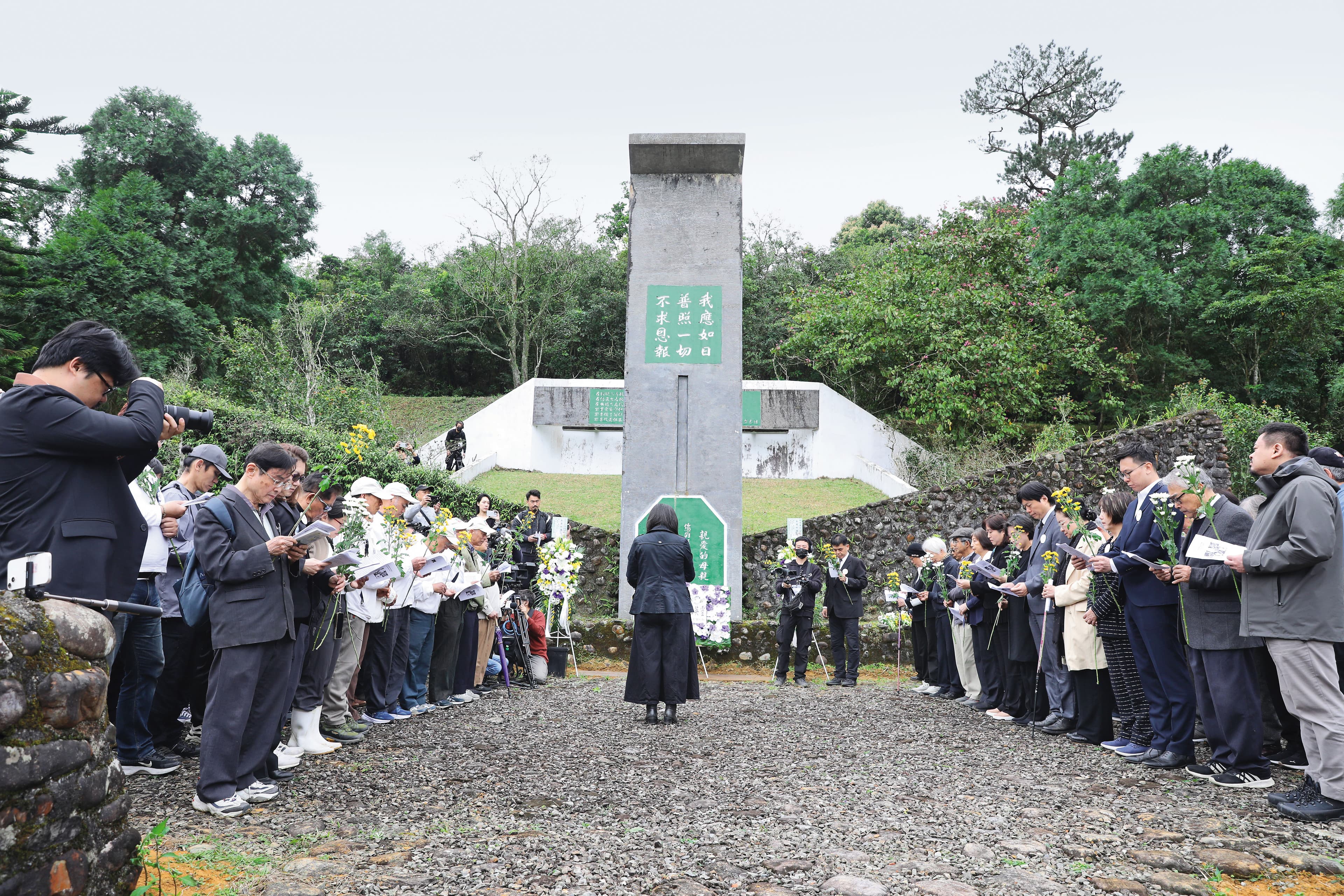 《世紀血案》引發爭議，該劇演員李千娜日前表示將把片酬捐予慈林基金會，以表歉意，慈林2月28日以新聞稿表示，婉拒李的捐款。圖為林宅血案46年，慈林基金會在宜蘭林家墓園舉行追思會。（蘇立坤攝）