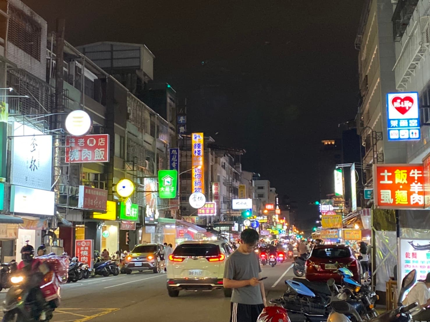 起源於日據時代的台中忠孝路夜市，以2字頭房價、交通方便等因素，吸引通勤族前來購屋。（永慶房產集團提供）