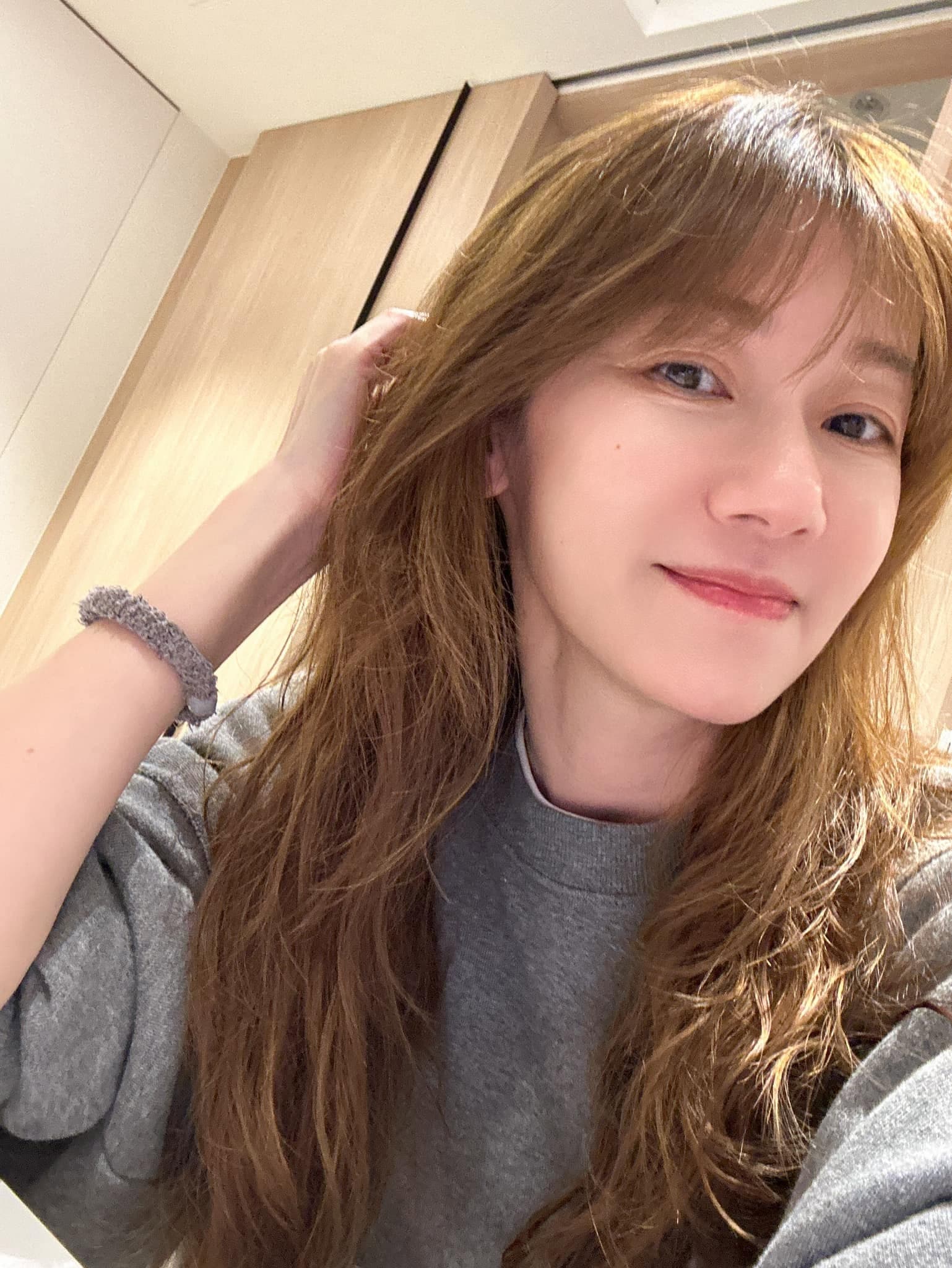 周幼婷因在家跌倒造成右腳韌帶撕裂，打著石膏、拄著拐杖返回劇組拍戲。（翻攝自周幼婷臉書）