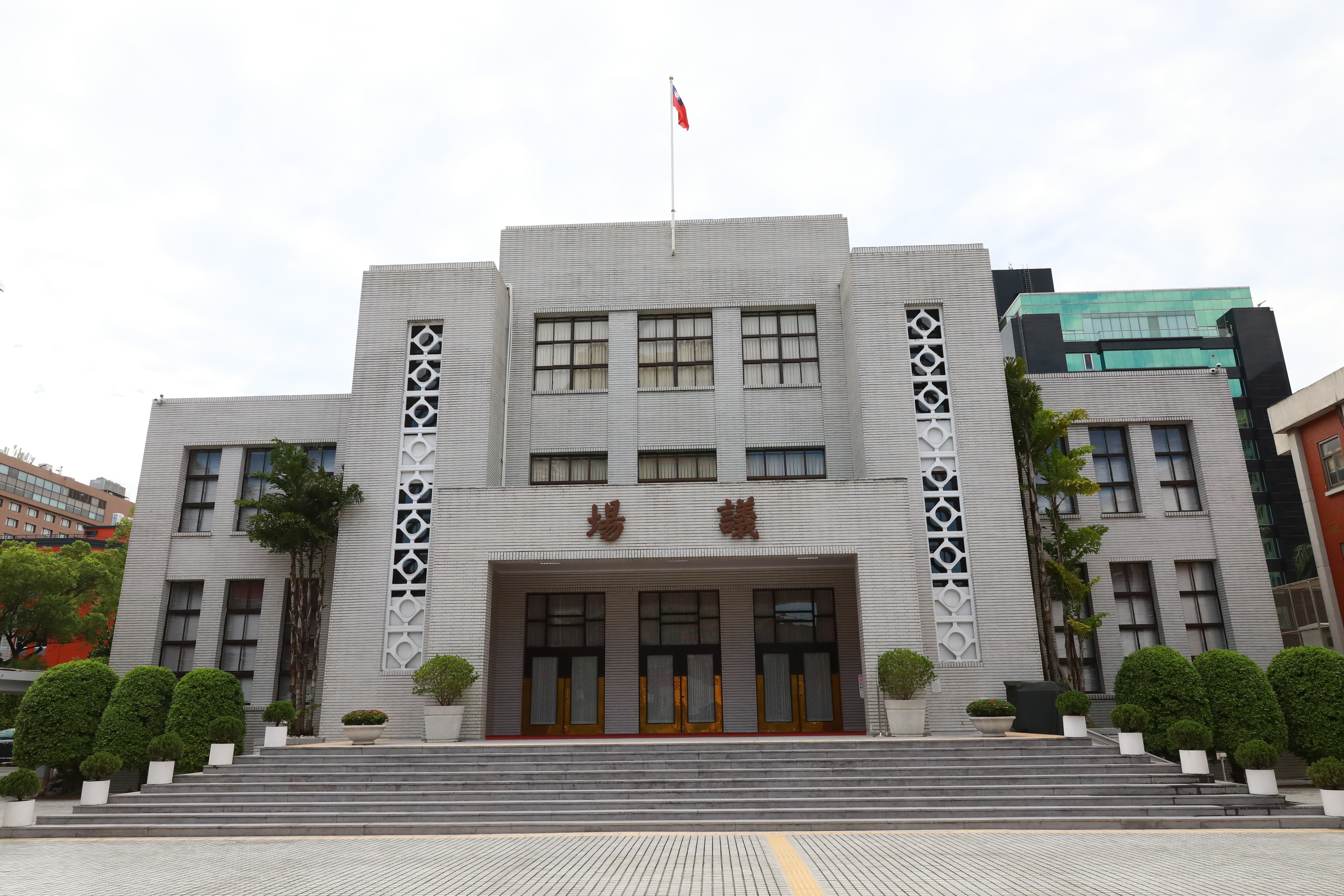 太陽光電產業七大公協會指出，一旦《環評法》修正案通過，產業恐將面臨開發成本暴增，失敗率提高，外資逃離、本土資金全面撤出等嚴重問題，進而讓整個光電產業鏈全面崩潰。
