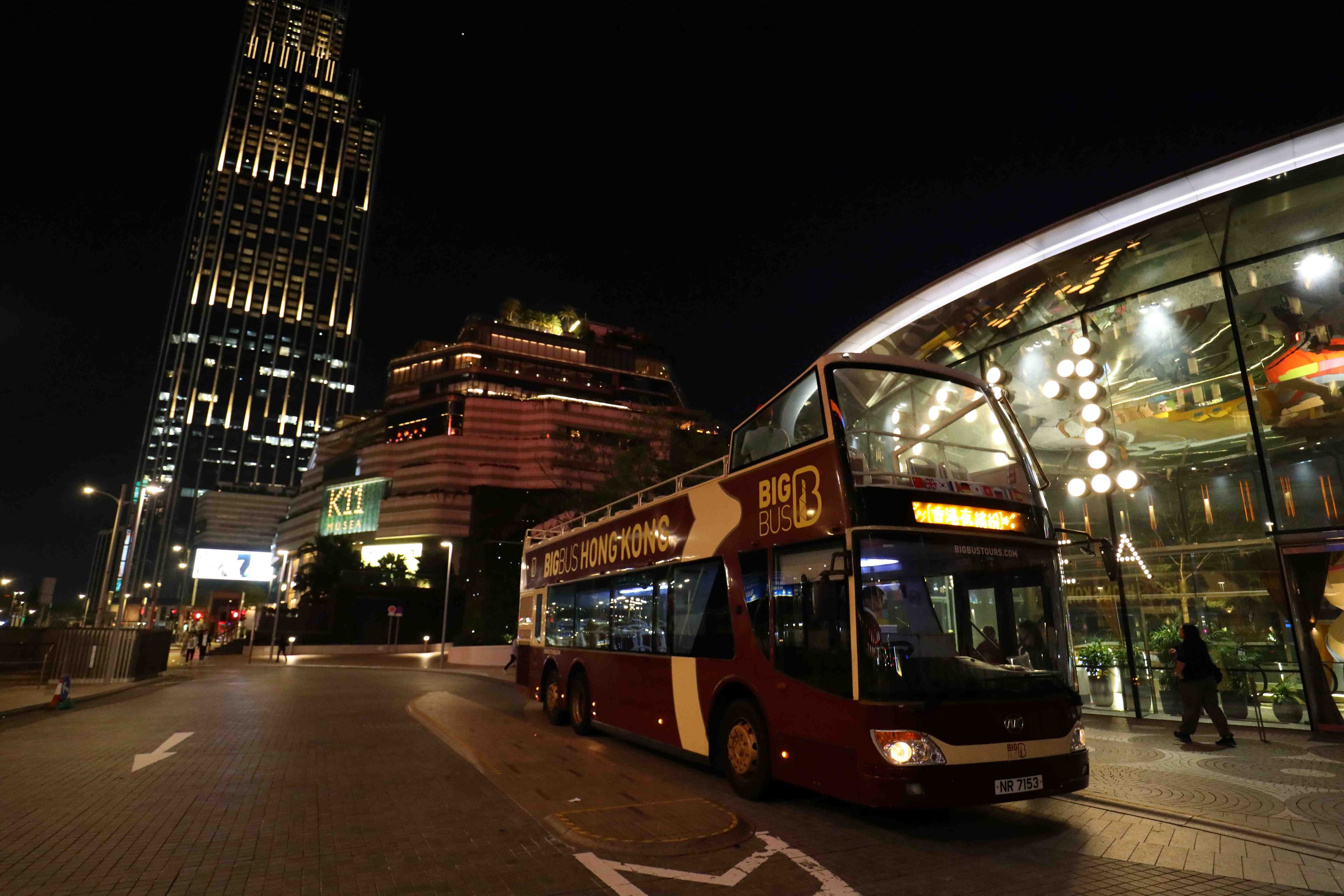 敞篷設計的Big Bus,讓遊客可以迎著夜風,欣賞香港色彩繽紛的都會風光。