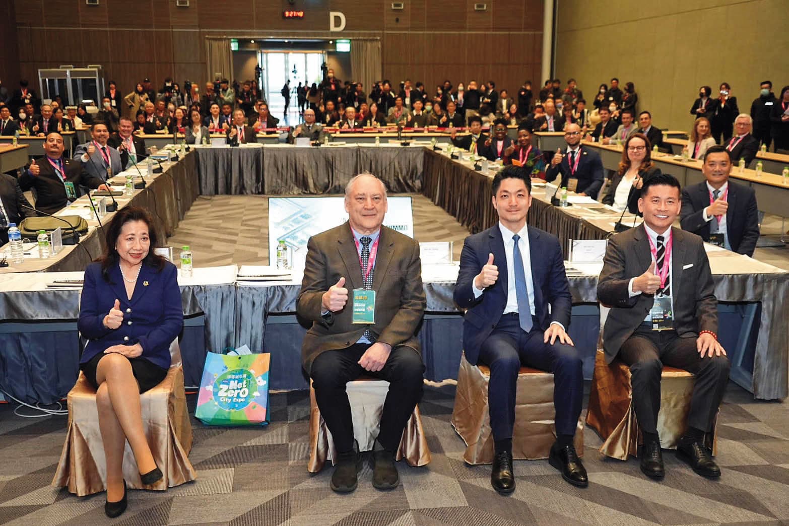 蔣萬安在智慧城市國際高峰論壇邀貴賓大合照，前排重要位置卻不見AIT代表。（翻攝北市府網站）