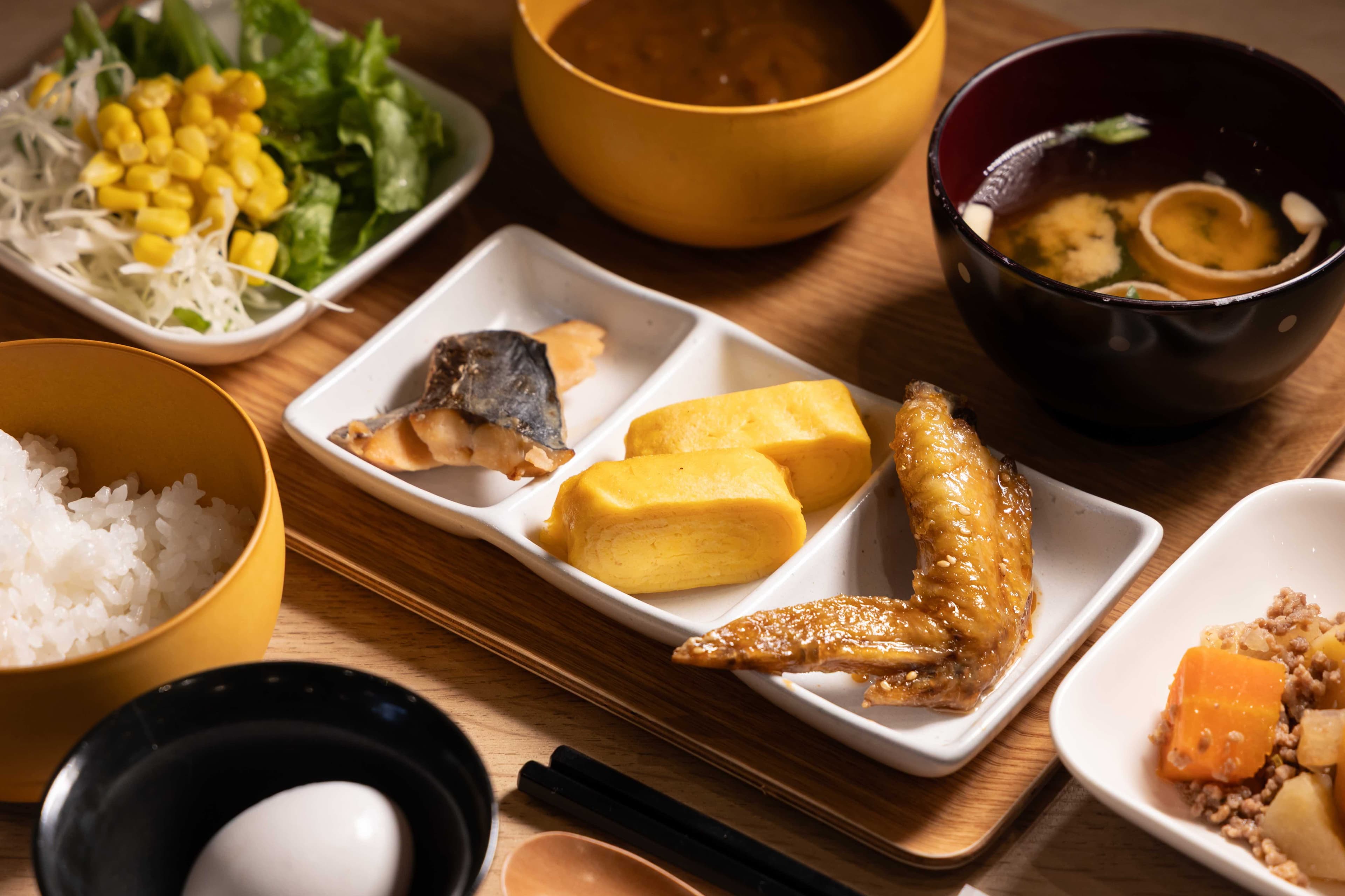 飯店一樓餐廳「HACHI米(ハチベイ)」和食早餐使用愛知縣農家直送米飯,搭配名古屋名物手羽先,展現當地飲食特色。