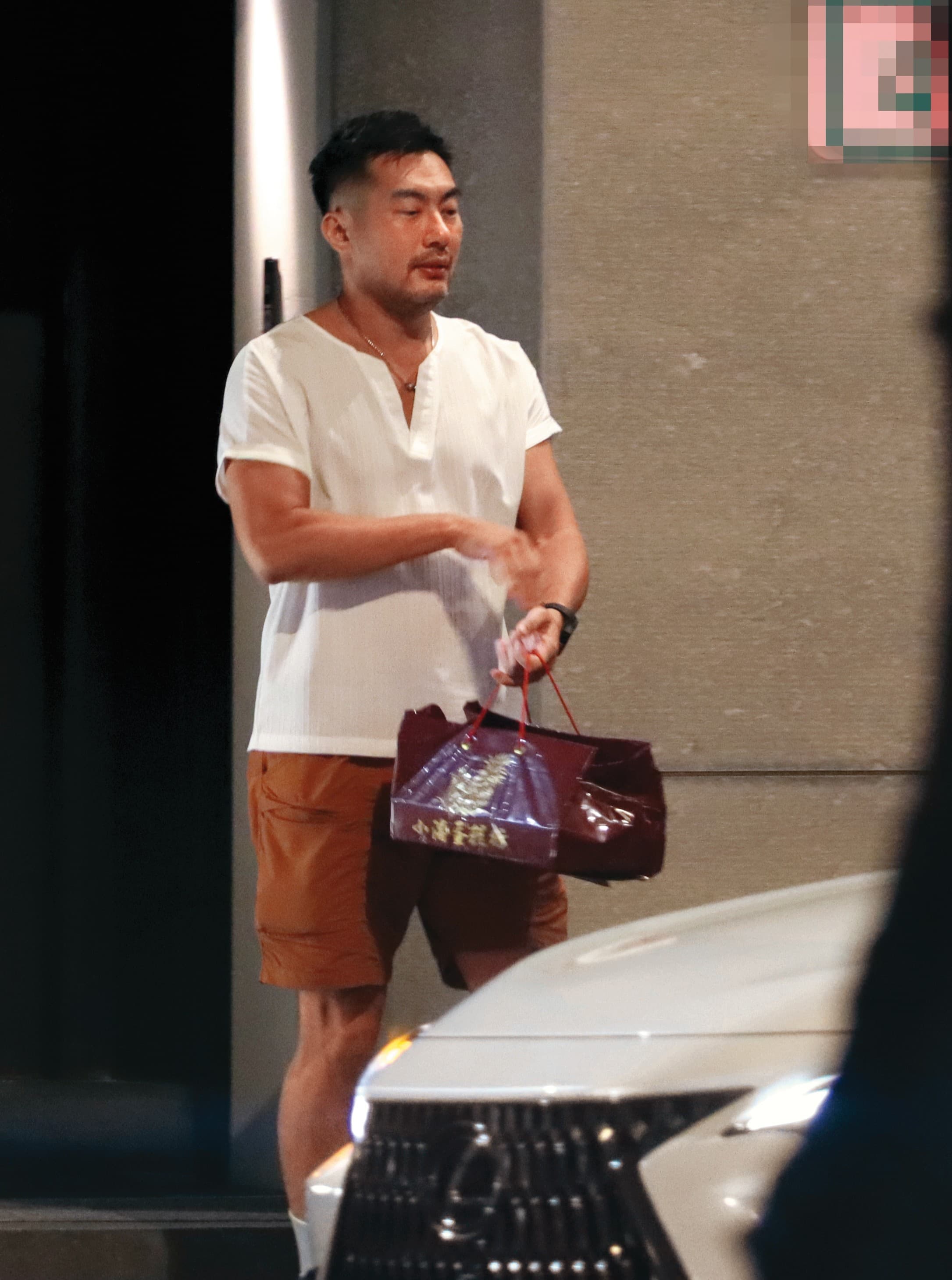 聚餐後，邱隆杰先讓友人們上了計程車，自己押後。