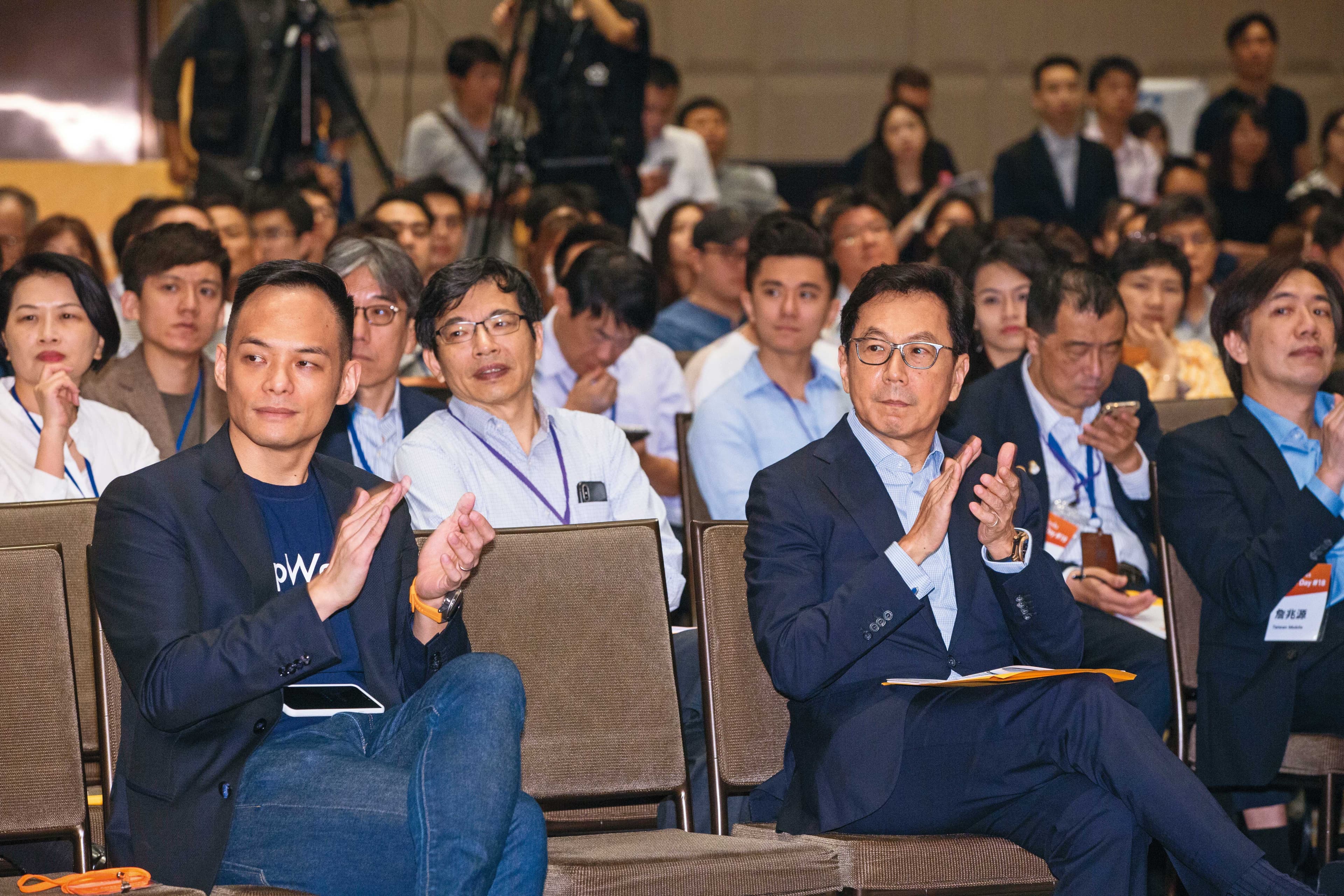 台灣大董事長蔡明忠（前排右）欽點新創圈出身的總座林之晨（前排左），為台灣大灌注新活力。