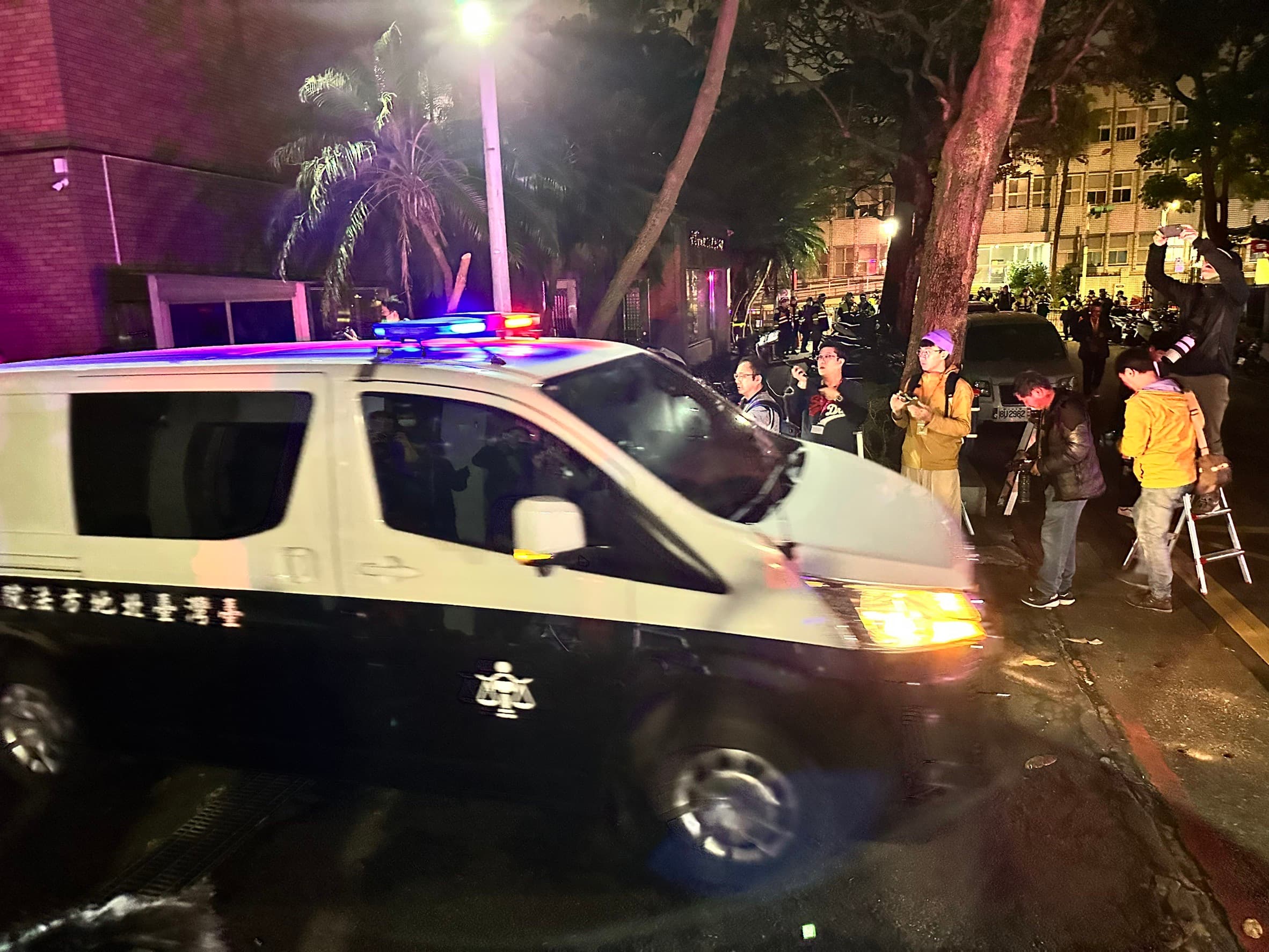 台北地院合議庭2日晚間裁定柯文哲羈押禁見，出動一輛中型警備車搭載柯文哲等3名男被告，一台小車（圖）搭載應曉薇，前往台北看守所。