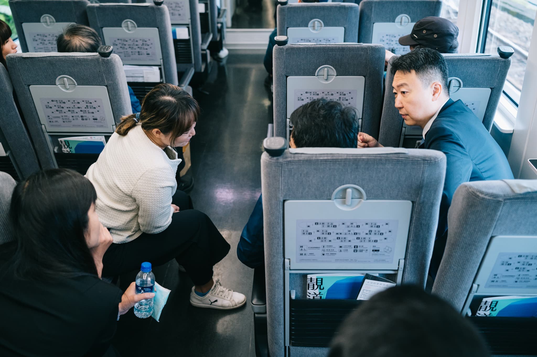 交通部長陳世凱2日與家屬搭乘403次列車回到當年的事故現場，見證紀念燈光啟用。（翻攝交通部臉書）
