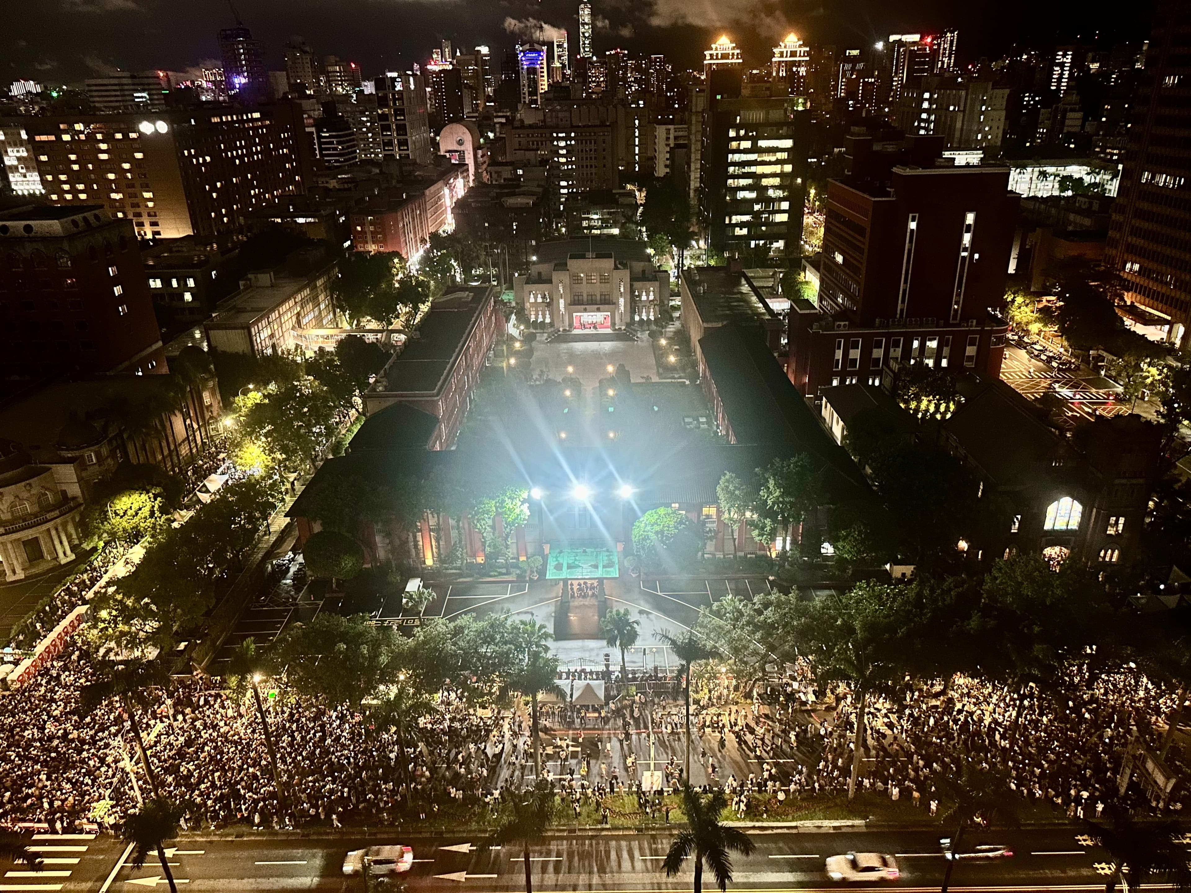 即使這一天飄著雨，許多民眾隔日一早還需上班上課，但依然前來集結，守護台灣民主。
