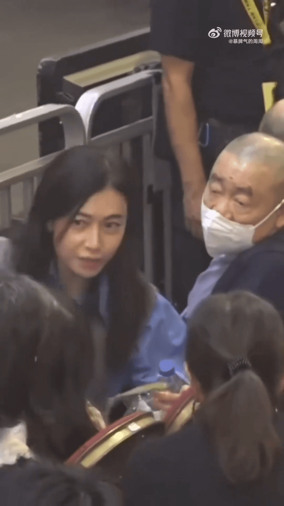甘比（左）陪大劉（右）現身紅館，夫妻倆一起看演唱會。（翻攝微博）