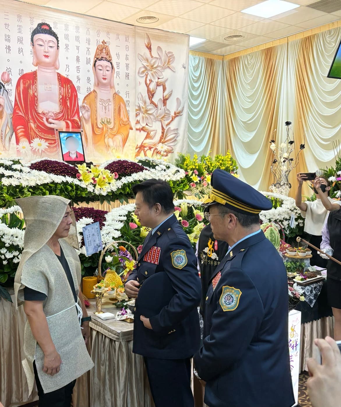 矯正署署長向家屬致哀。（矯正署提供）