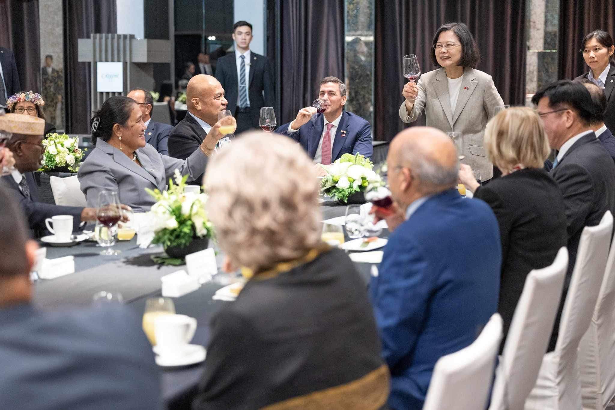 蔡英文昨（19日）晚間宴請友邦元首與各國政要。（翻攝自臉書＠蔡英文）