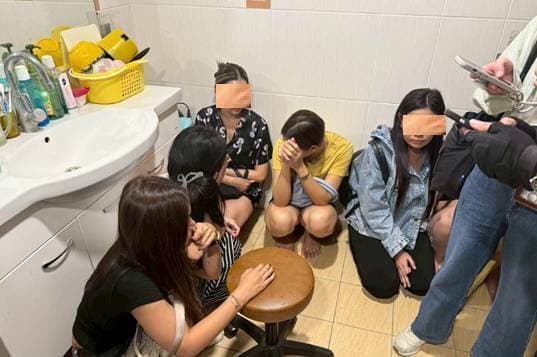 6名女子被捕，其中1人才剛抵台尚未「開工」。（台中專勤隊提供）