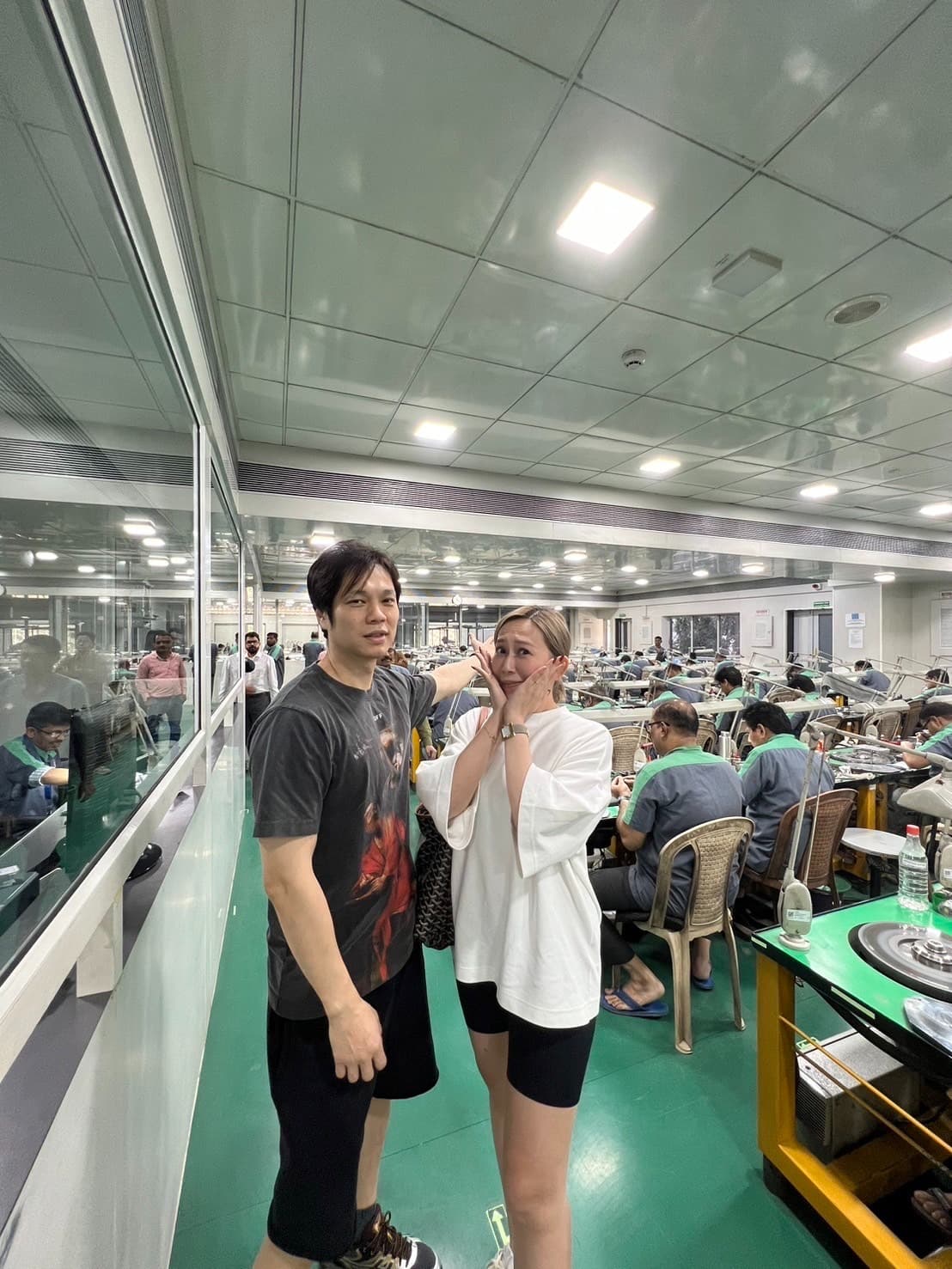 梁羽（右）和先生謝俊民（左）飛到印度鑽石切割廠直播，當次直播賣了6000萬、7000萬元營業額的鑽石。（瑪菲司提供）