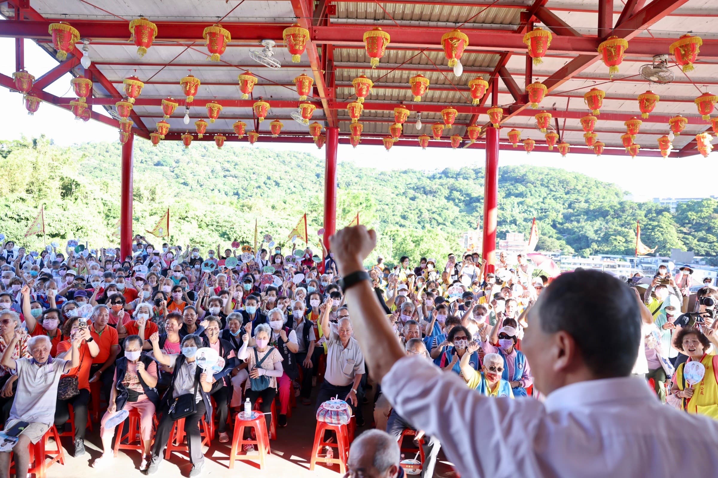 侯友宜14日將在新北舉行首場大造勢，將邀請韓國瑜出席站台，全力拉抬氣勢。圖為侯友宜到淡水跑宮廟行程。（侯友宜競辦提供）