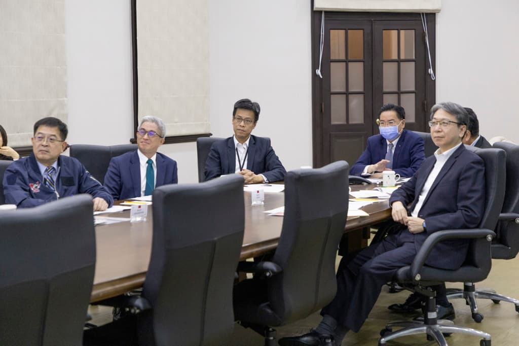 南韓發生戒嚴事件，賴清德（中）4日在外交部長林佳龍（左）、總統府秘書長潘孟安（右）陪同下，在關島召開國安視訊會議。（總統府提供）