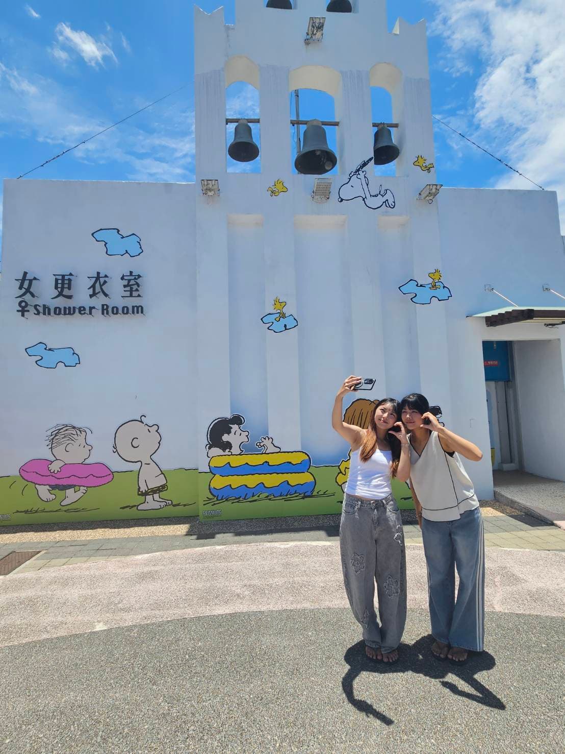 六福水樂園處處藏有SNOOPY驚喜，連女更衣室外牆都換上夏日限定造景，吸引粉絲拍照留念。（六福村提供）
