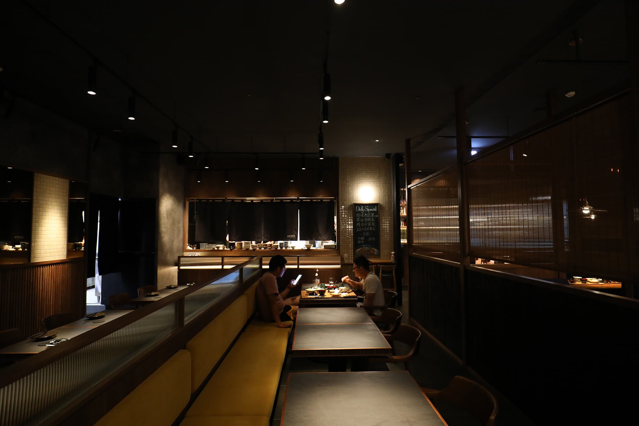「inari Izakaya現代居酒屋」融合傳統與摩登的設計風格，營造舒適又輕鬆的用餐空間。
