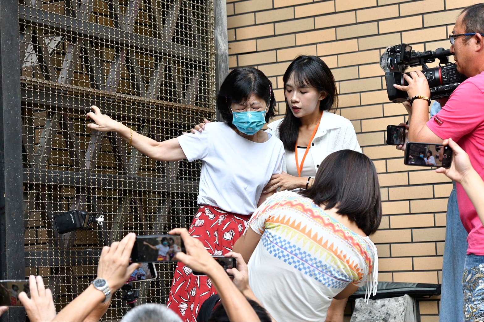 陳佩琪隔著鐵網看到柯文哲後，忍不住落淚並脫口「他犯了什麼罪？」。（鏡報李智為攝）