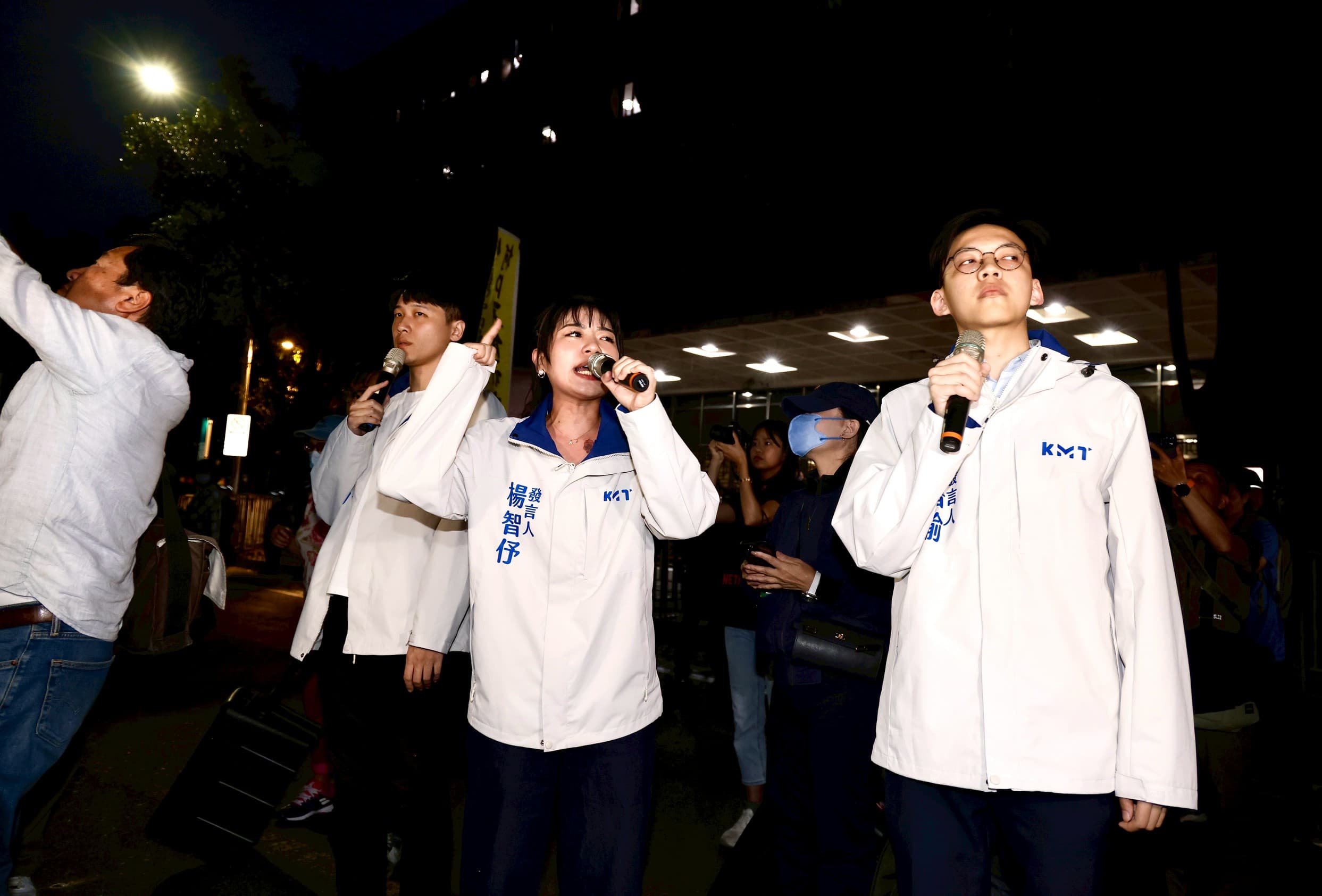 朱立倫號召黨公職與支持者昨晚到台北地檢署陳抗，涉嫌違法《集會遊行法》。