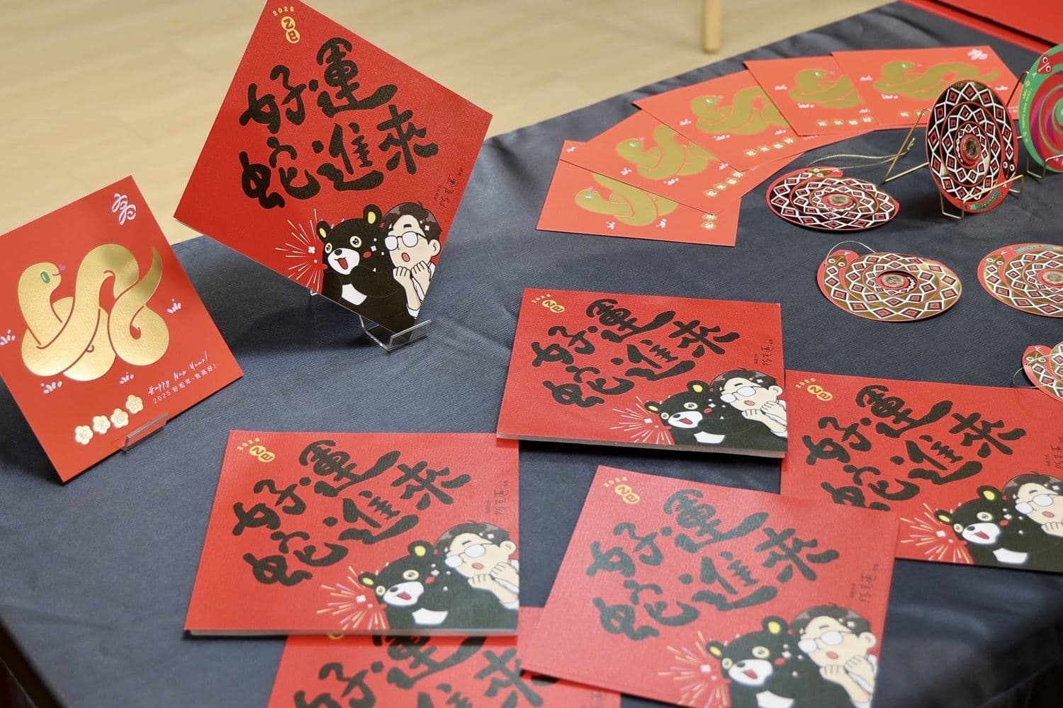 小龍年到來，高市府推出《好運蛇進來》斗方春聯。（高市府提供）