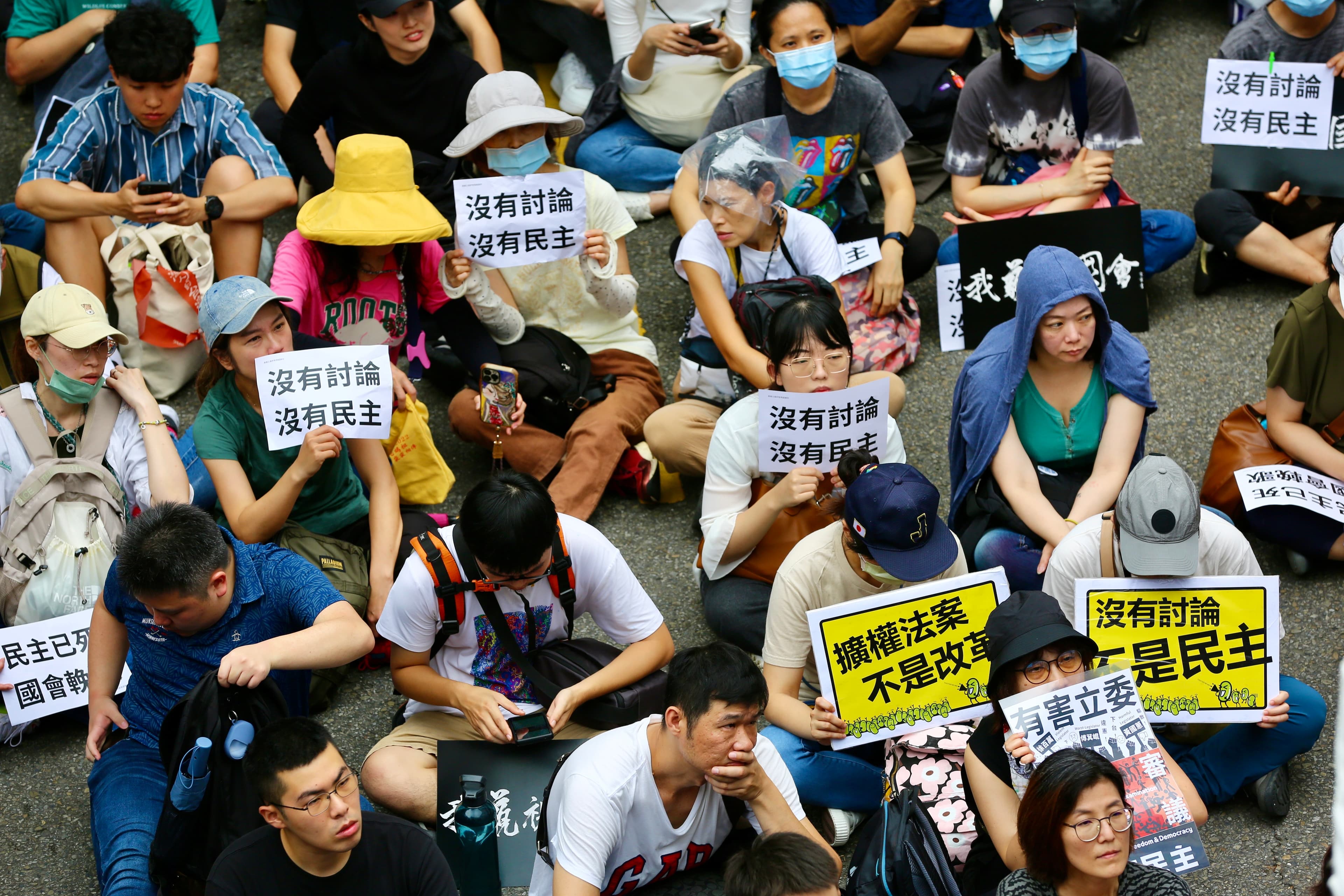 24日立院通過聽證、調查權等二讀條文，場外群眾聚集抗議。