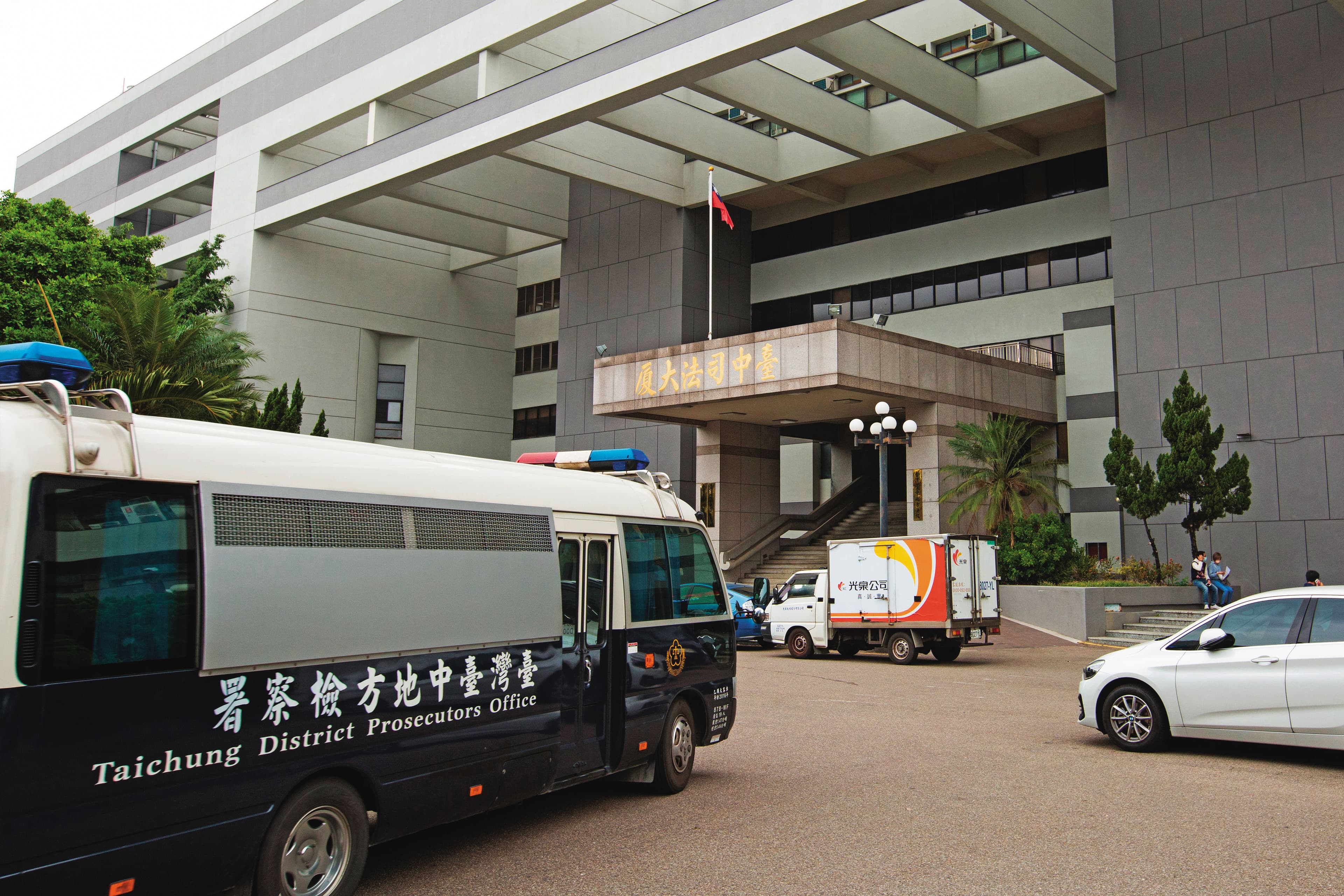 台中地檢署從去年中鎖定陳政谷賭站集團偵辦，查出洗錢金額近百億元，另有刑事局高官涉嫌洩密，至今共收押7嫌。
