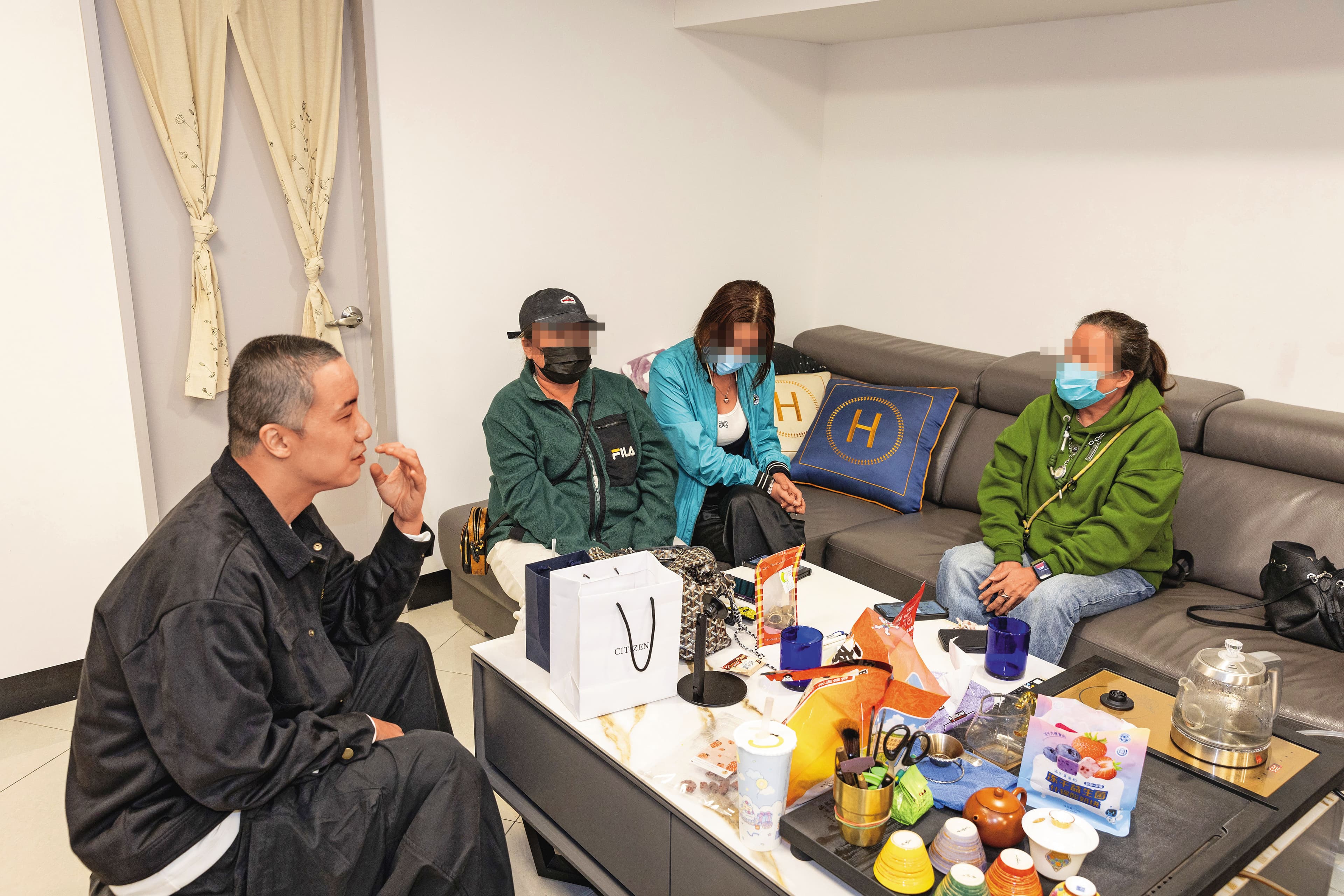 3名受害者與網紅推手圤智雨（左）指控賓賓哥霸凌、欺騙，行徑惡劣。