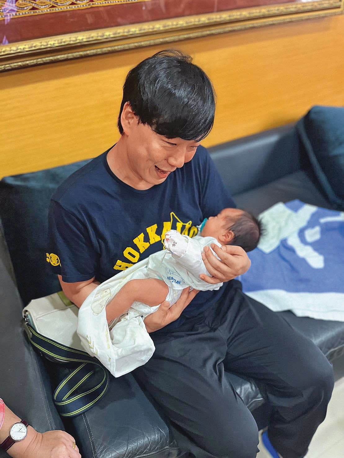 之前蕭煌奇抱著親戚的小孩，臉上洋溢著幸福神采，似乎也想早點當爸爸。（翻攝自蕭煌奇臉書）