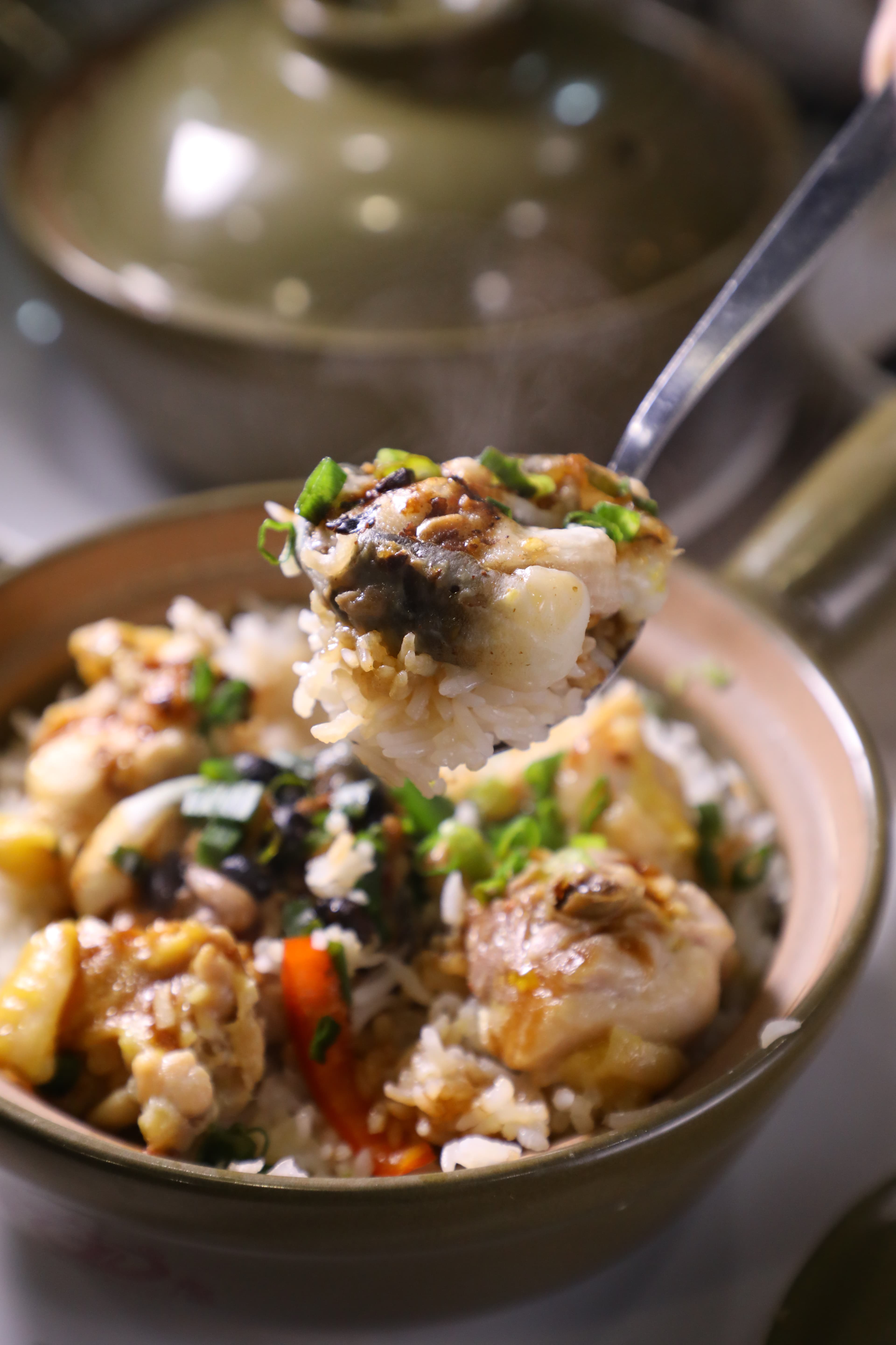 台灣少見的「白鱔滑雞飯」是嚐囍的招牌煲仔飯。（港幣98元／份，NT$402）