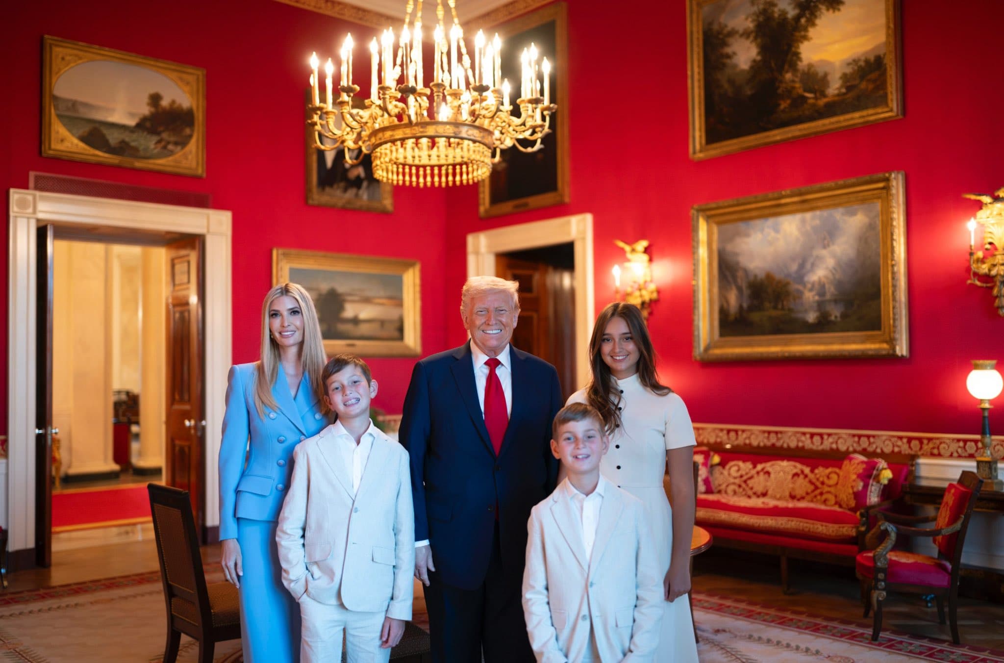 川普與女兒伊凡卡，3名孫子女合照。（翻攝X@IvankaTrump）