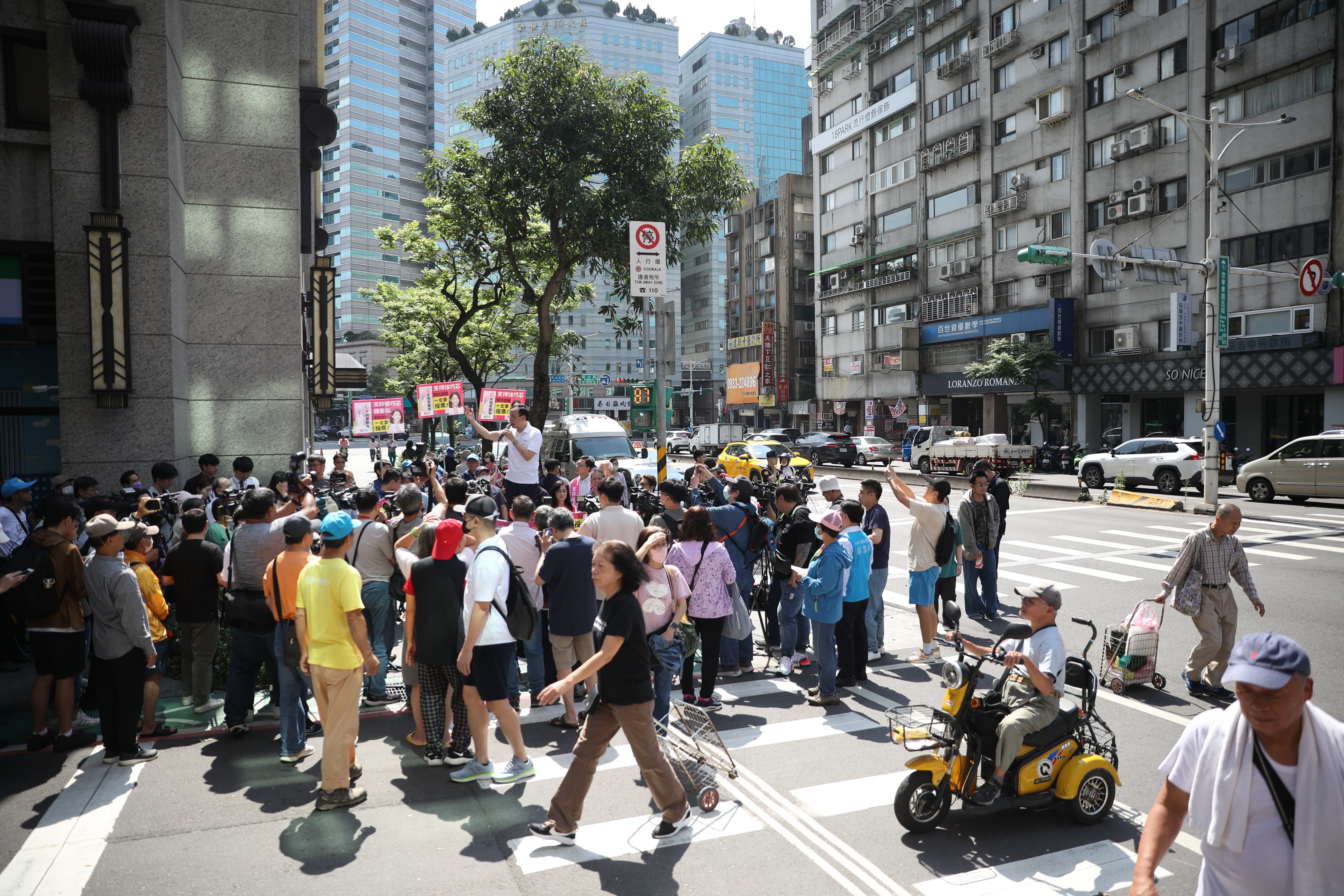 朱立倫今上午在台北市虎林街口為徐巧芯站台宣講反罷免。（鏡報新聞網提供）