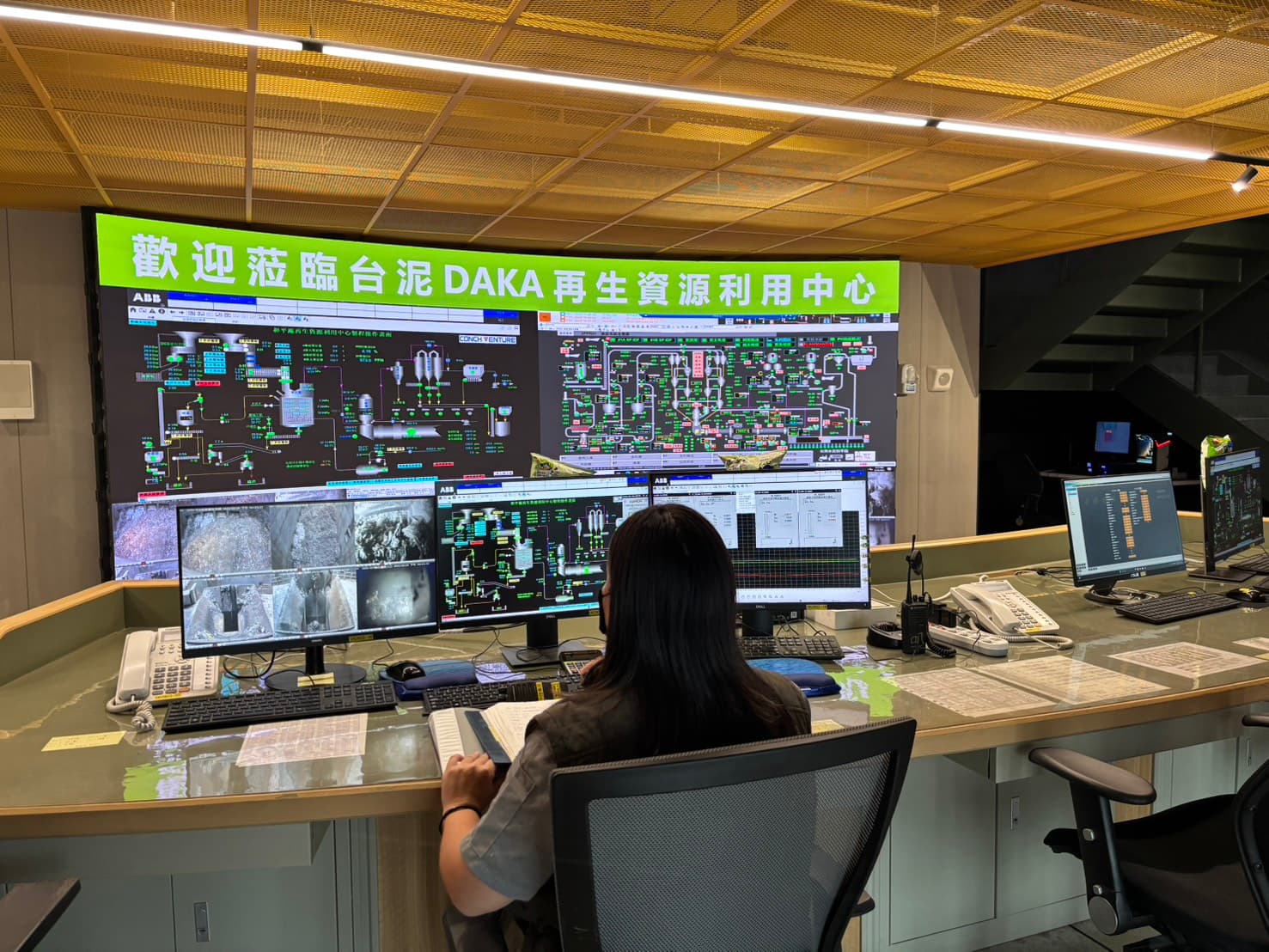 台泥DAKA再生資源利用中心招聘了許多當地傑出的女性，其中有多位女性經過台泥出資培訓取得「固定式起重機操作人員證照」，成為抓斗操作員。
