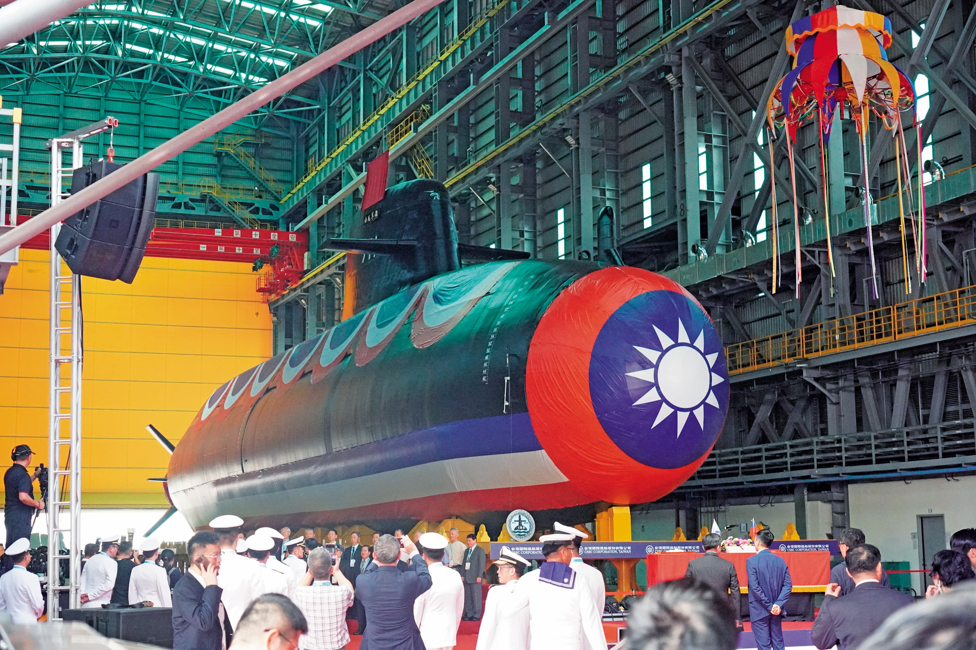 潛艦國造預算逾2,000億元，徐巧芯去年擔任市議員，在「海鯤艦」下水時就曾開記者會指有弊案。
