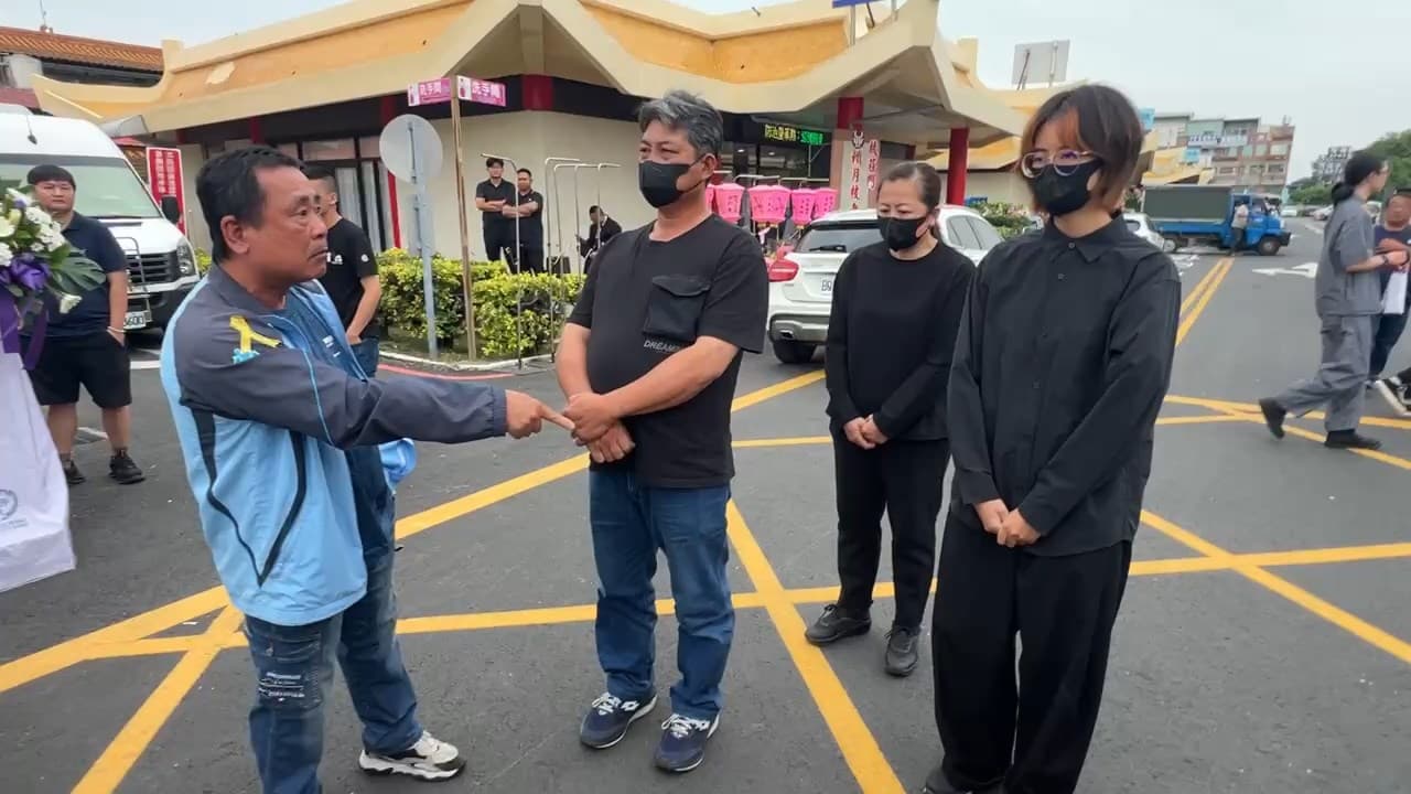 女大生和父母在靈堂外被家屬友人嗆「不下跪道歉就不要進去」。（鏡新聞）