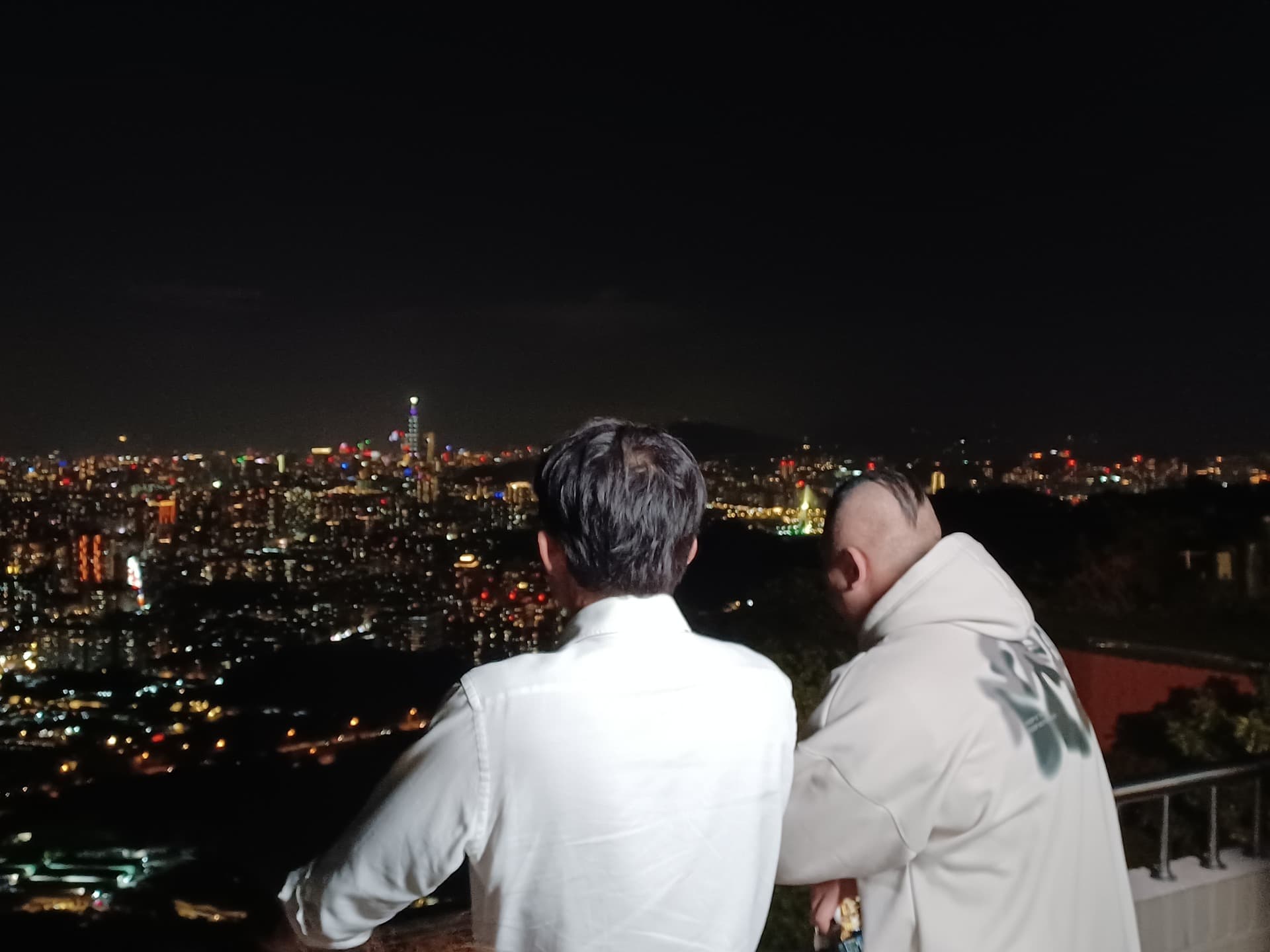 黃國昌主動曬出與「館長」陳之漢一起看夜景的合照，並寫下「最美的不是夜景，而是和你一起看夜景的人！」他在貼文時還自嘲「這個好噁心哦！」（翻攝自黃國昌Threads）
