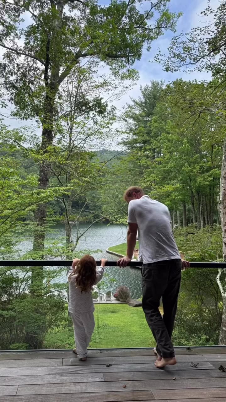 哈利陪莉莉貝站在陽台眺望湖景，父女共享悠閒時光。（翻攝meghan IG）