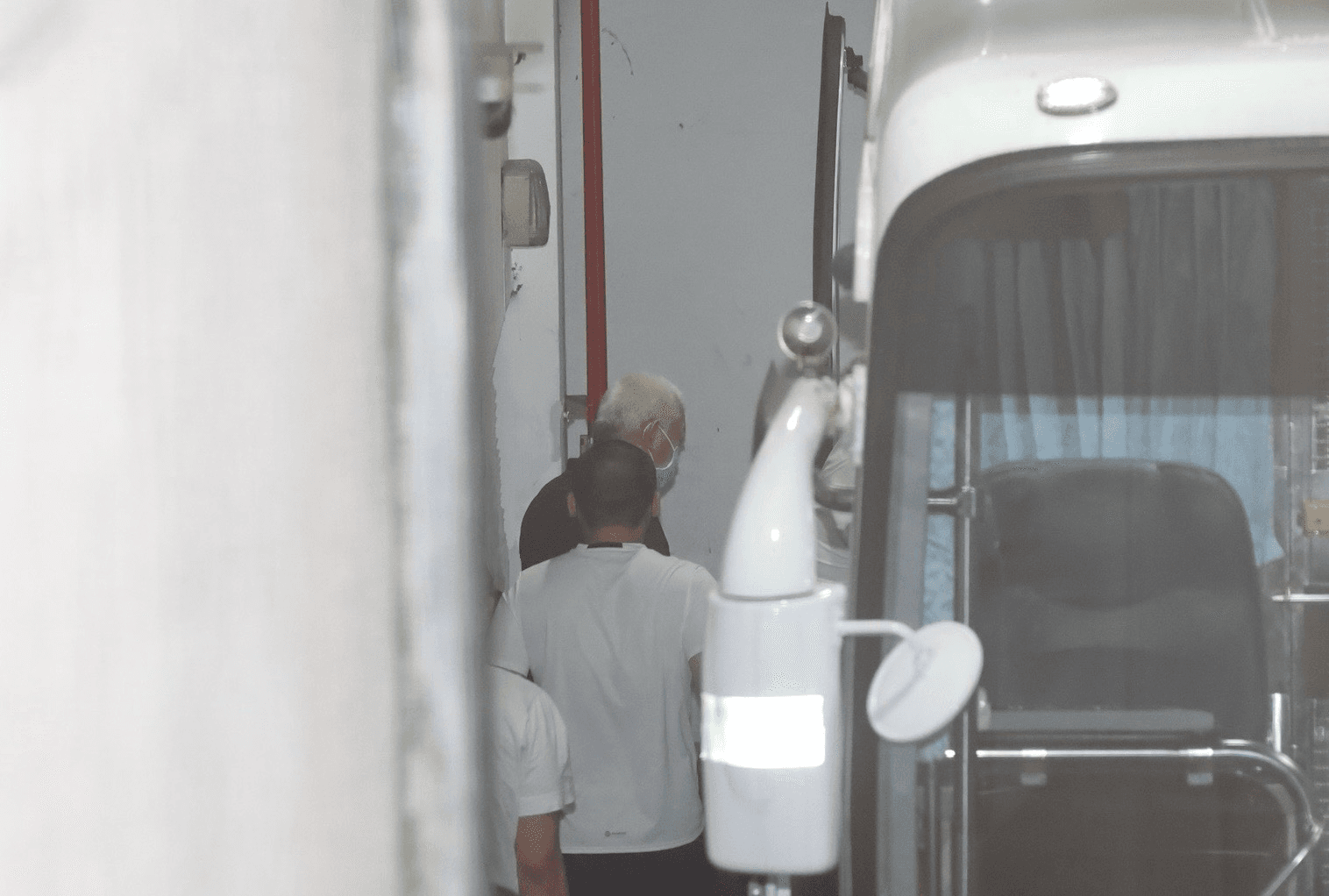 新北市議員李余典特助黃取榮（白髮者）涉諜案遭延長羈押至6月。