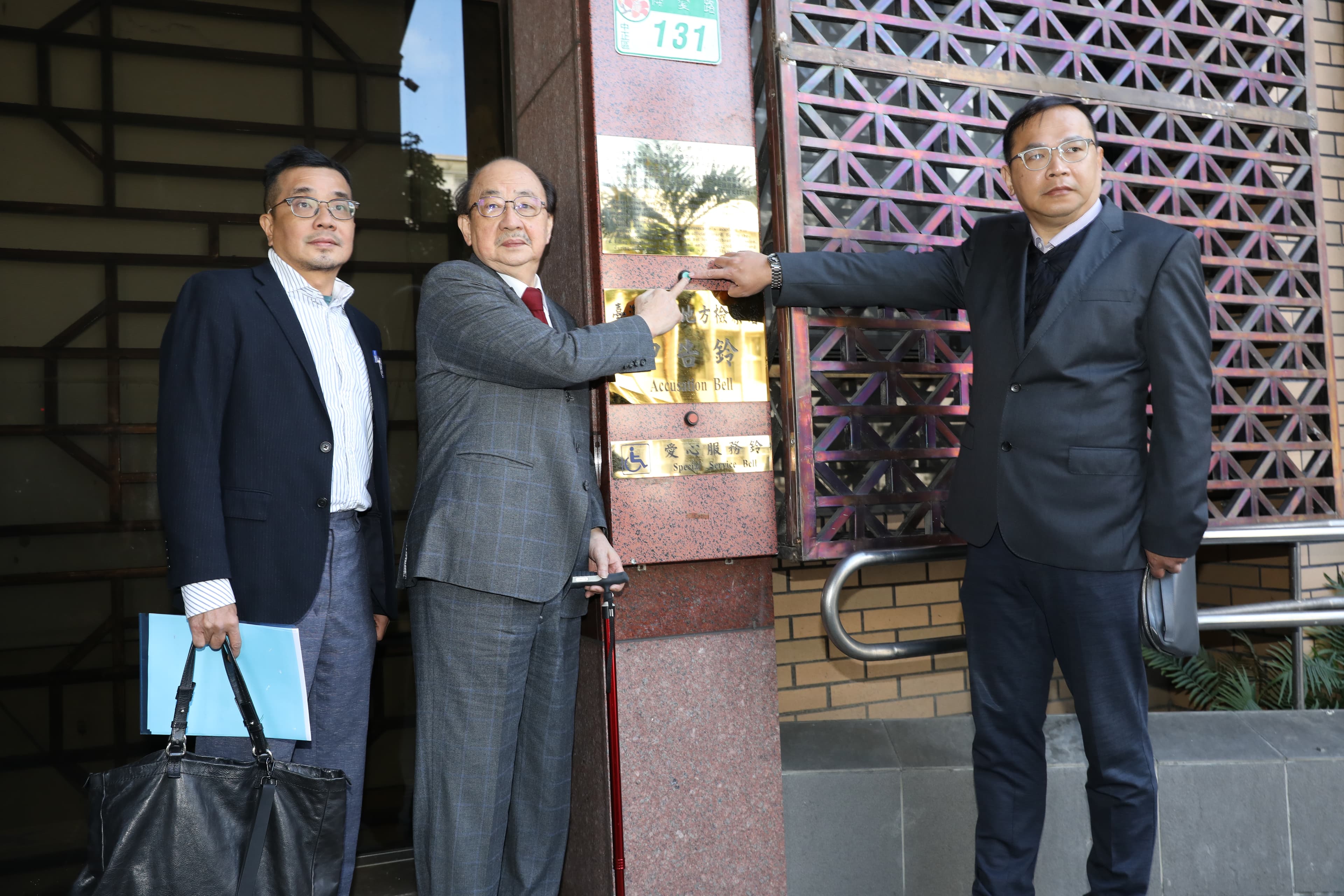 王義川(右)因向孩童宣講「藍白惡修三法」一事挨轟,他今早解釋該場合是私人聚會而非校園、幼兒園。
