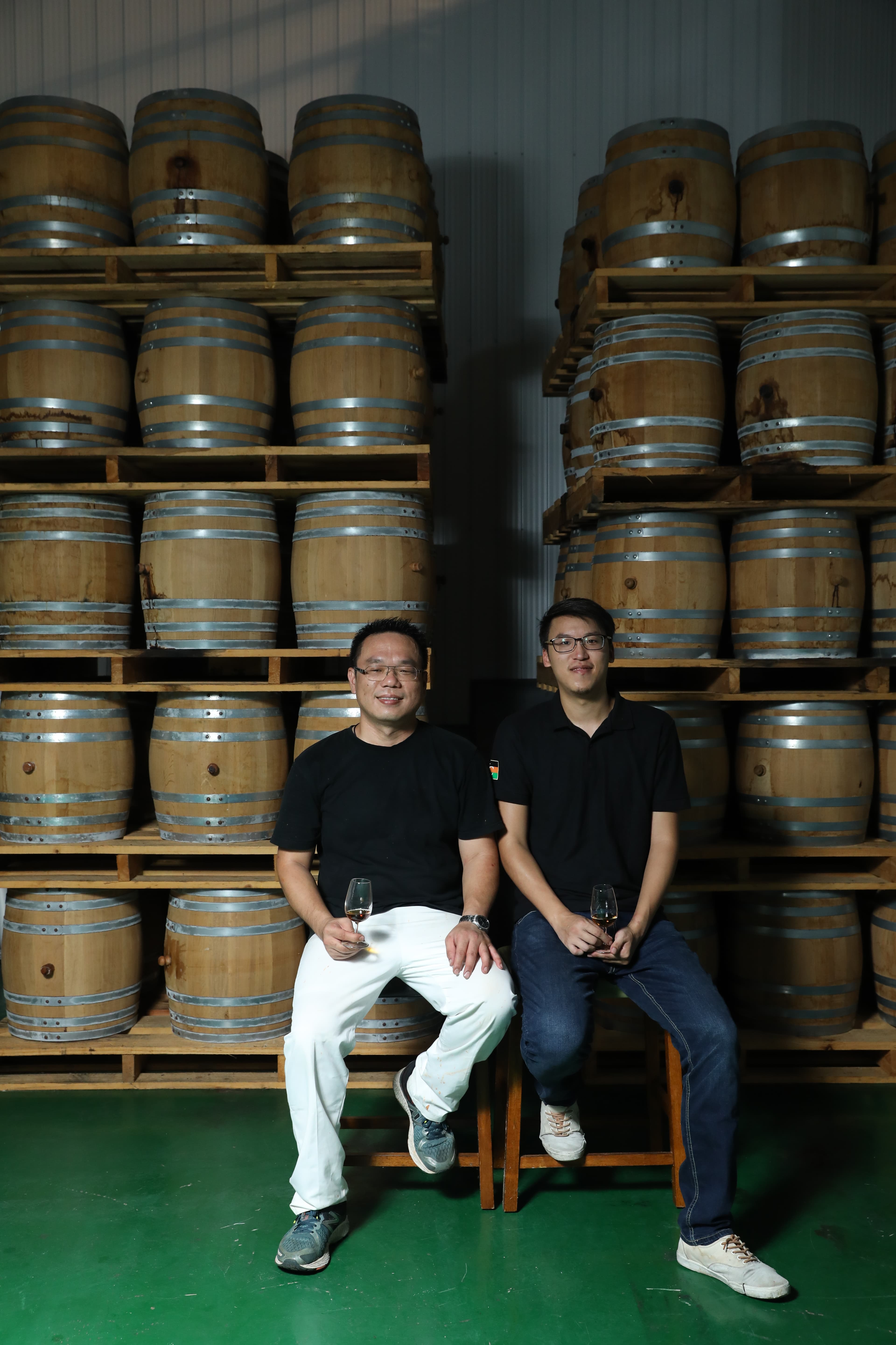 （Before）2019年第一次接受《鏡週刊》採訪的羅己能（左）與朱弼謙（右）。