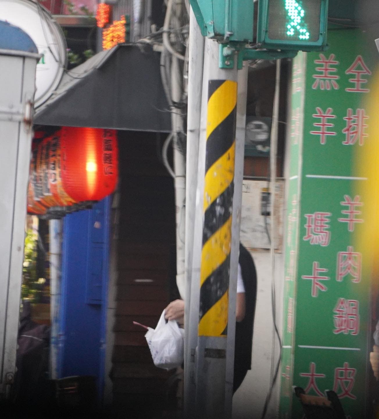 張斯綱指李進勇公務車臨停、拿餐、上車，一氣呵成。（翻攝張斯綱臉書）